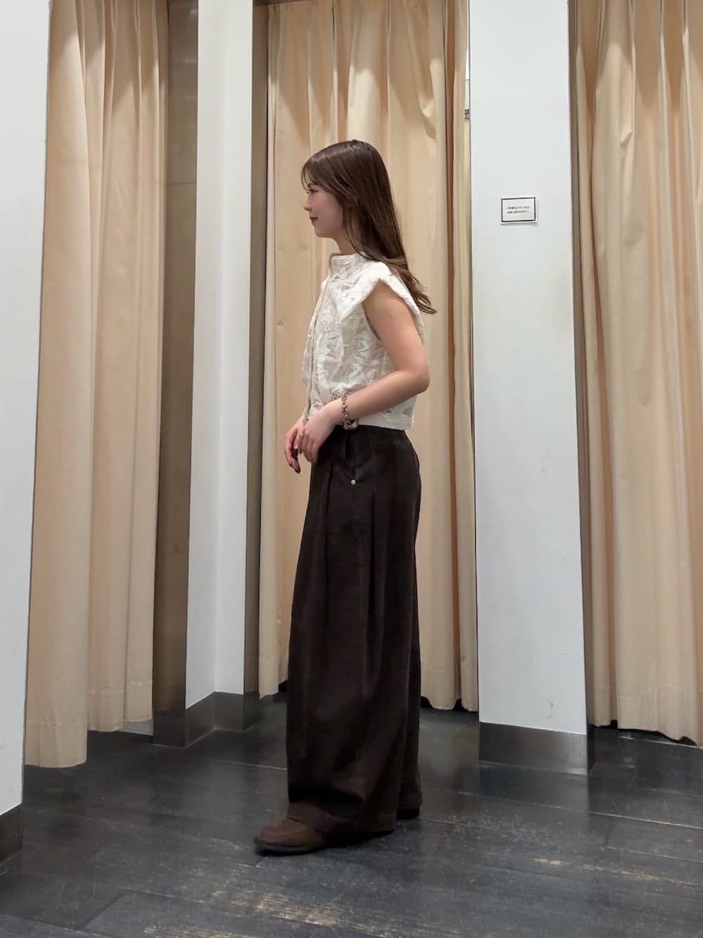 ブラウン系のその他パンツ、ホワイト系のシャツ/ブラウス、ブラウン系のローファーを着用したレディースの春コーディネートの2枚目の写真