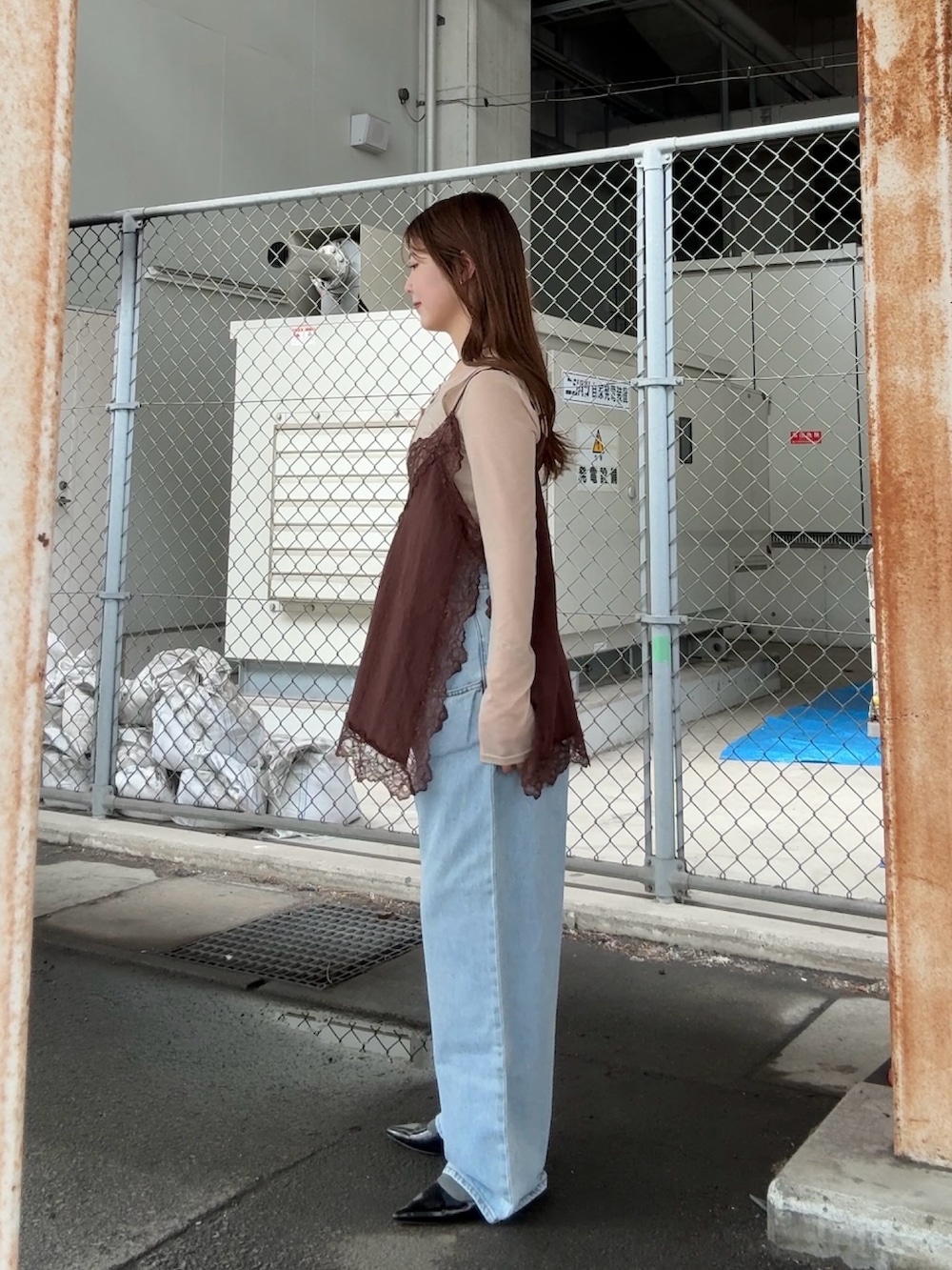 ブラウン系のキャミソール、ベージュ系のTシャツ/カットソー、ブルー系のデニムパンツを着用したレディースの春コーディネートの2枚目の写真