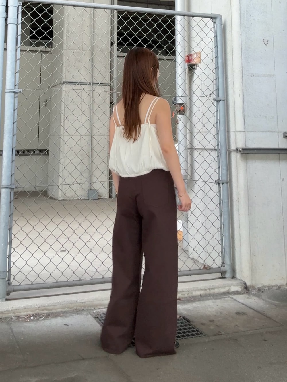 ホワイト系のその他トップス、ブラウン系のその他パンツを着用したレディースの夏コーディネートの3枚目の写真