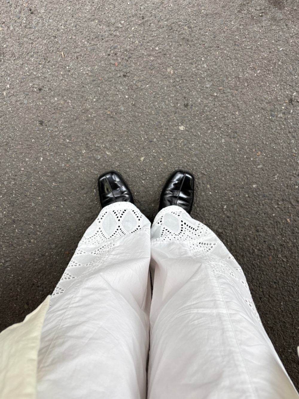 ホワイト系のシャツ/ブラウス、ホワイト系のその他パンツ、ブラウン系のバレッタ/ヘアクリップを着用したレディースの春コーディネートの4枚目の写真