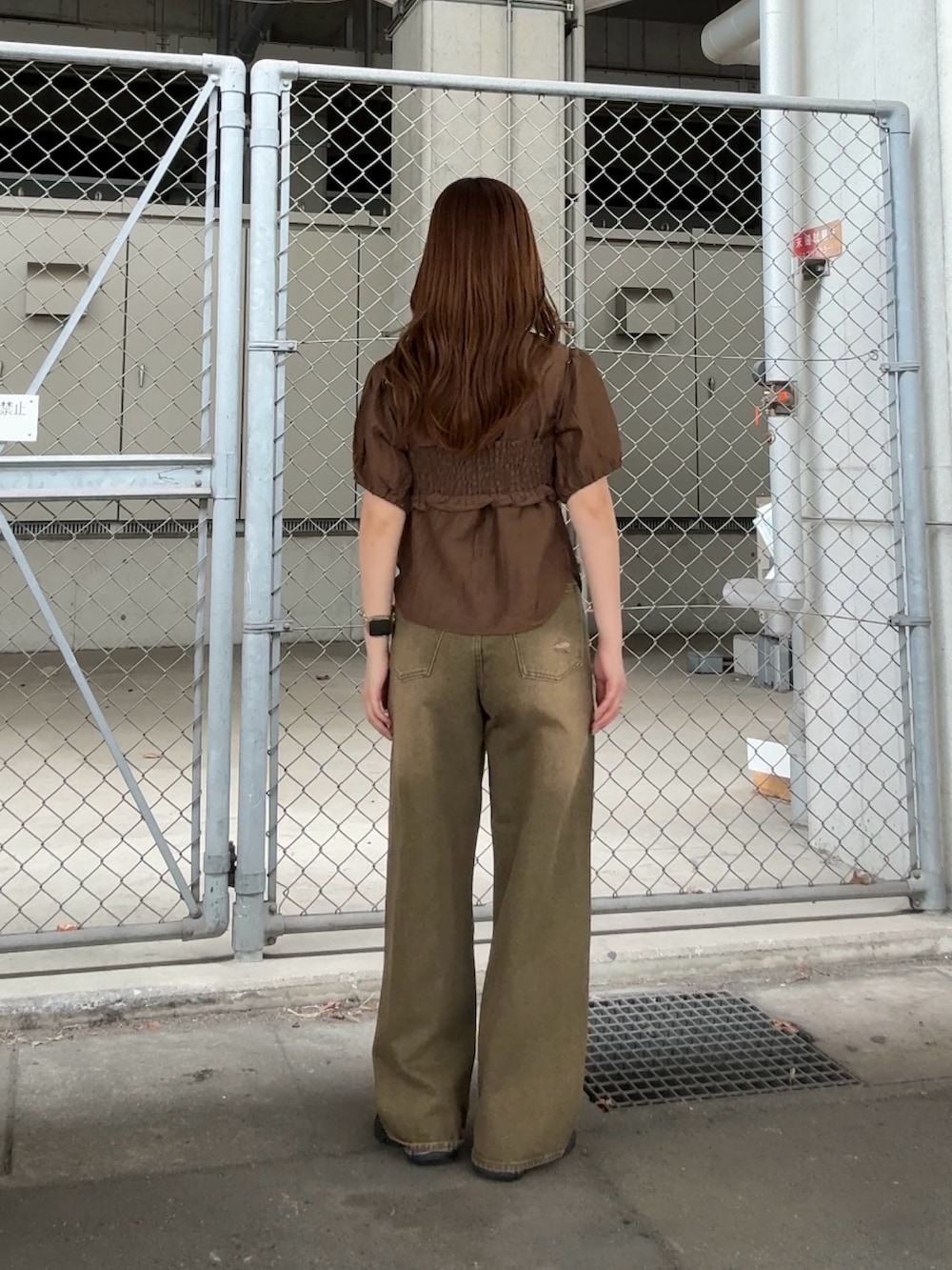 ブラウン系のシャツ/ブラウス、グリーン系のデニムパンツを着用したレディースの春コーディネートの3枚目の写真