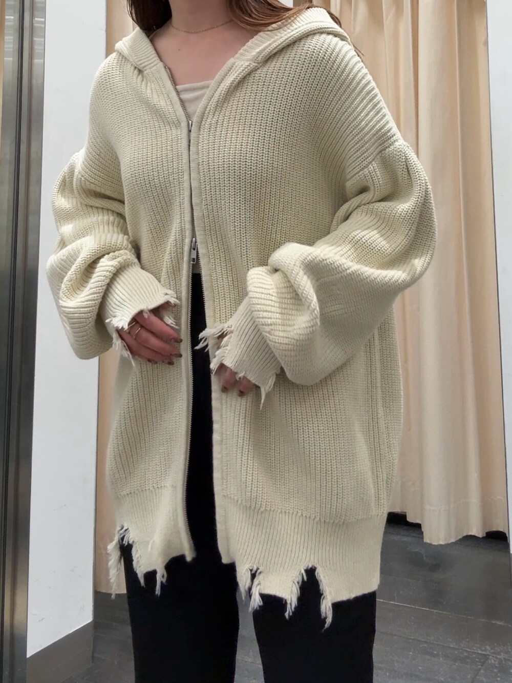 ブラック系のその他パンツ、ブラック系のサンダルを着用したレディースの春コーディネートの4枚目の写真