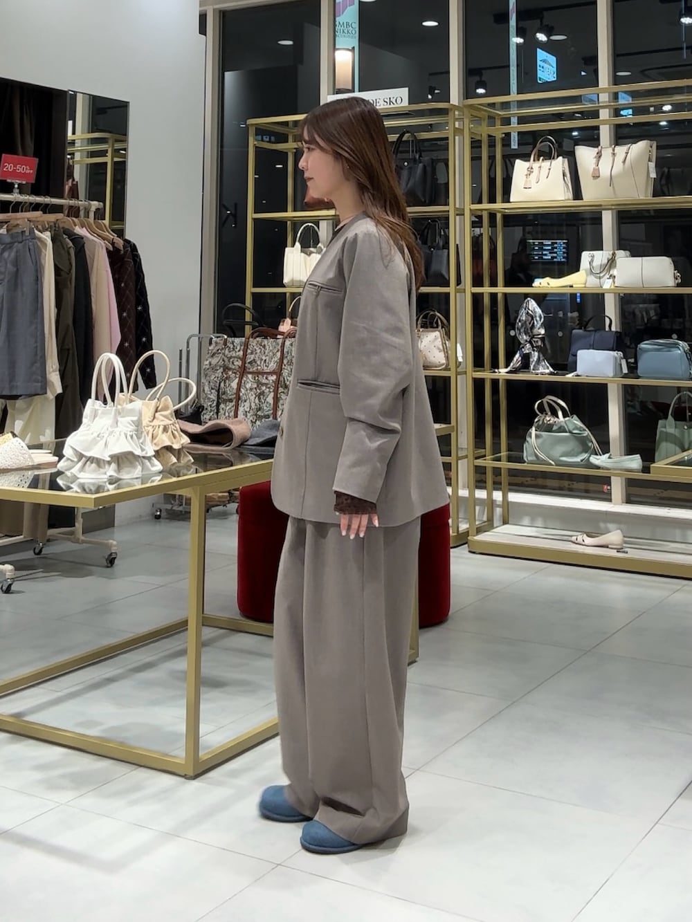 グレー系のその他パンツ、グレー系のノーカラージャケット、ブラウン系のTシャツ/カットソーを着用したレディースの冬コーディネートの2枚目の写真