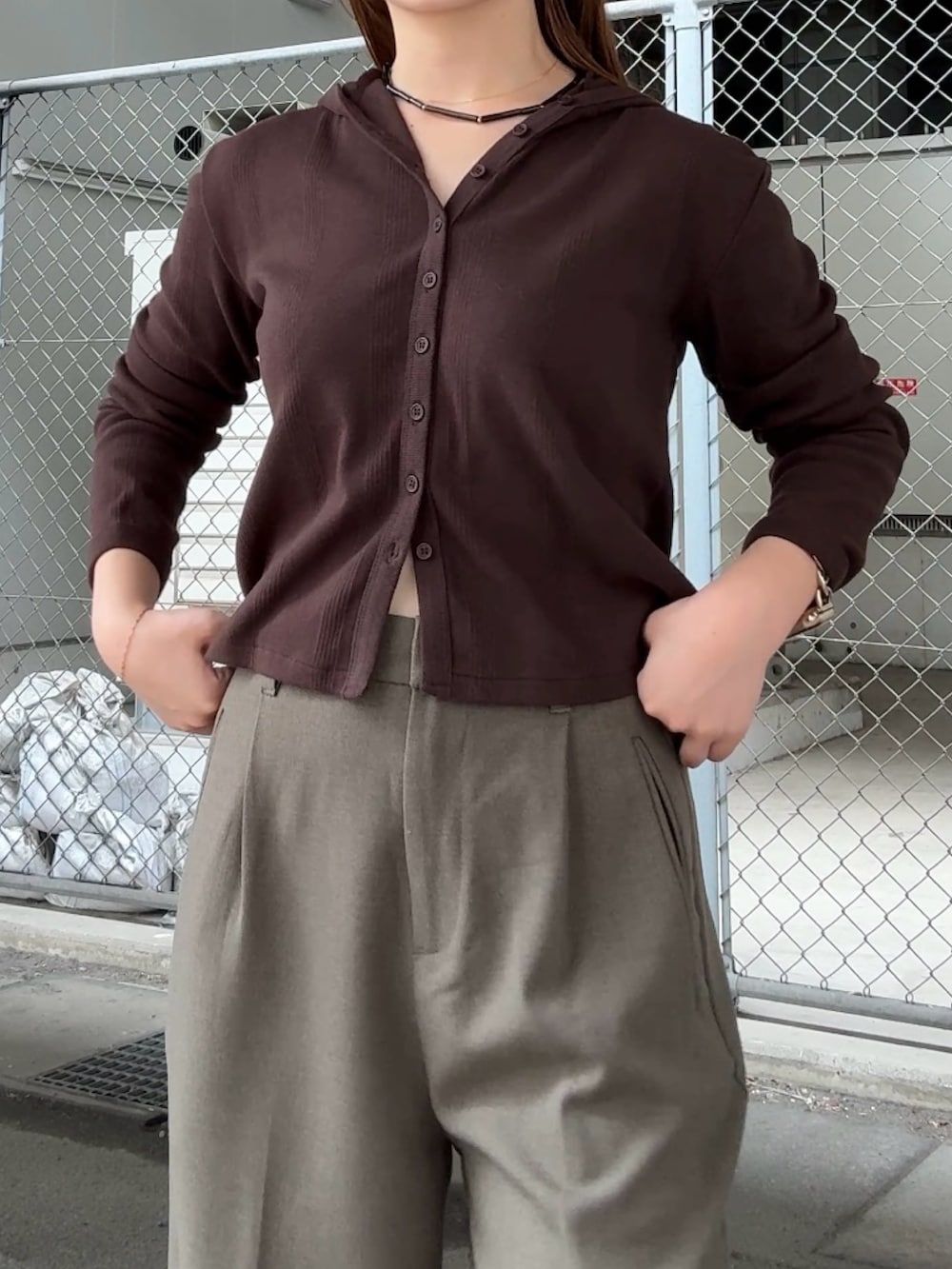 グリーン系のその他パンツ、ブラウン系のパーカー、ブラック系のネックレスを着用したレディースの夏コーディネートの4枚目の写真