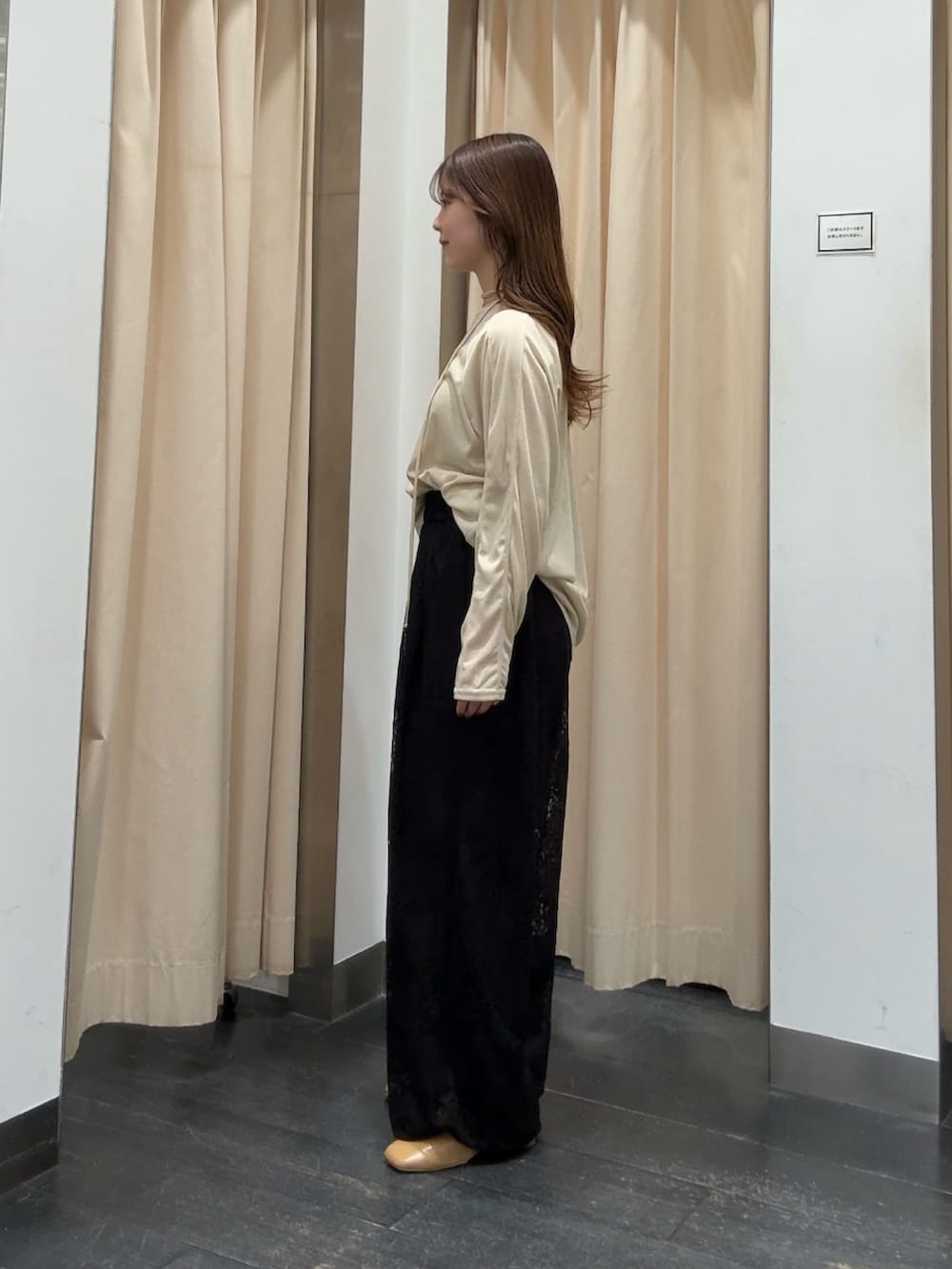 ベージュ系のTシャツ/カットソー、ブラック系のその他パンツ、イエロー系のパンプスを着用したレディースの冬コーディネートの2枚目の写真