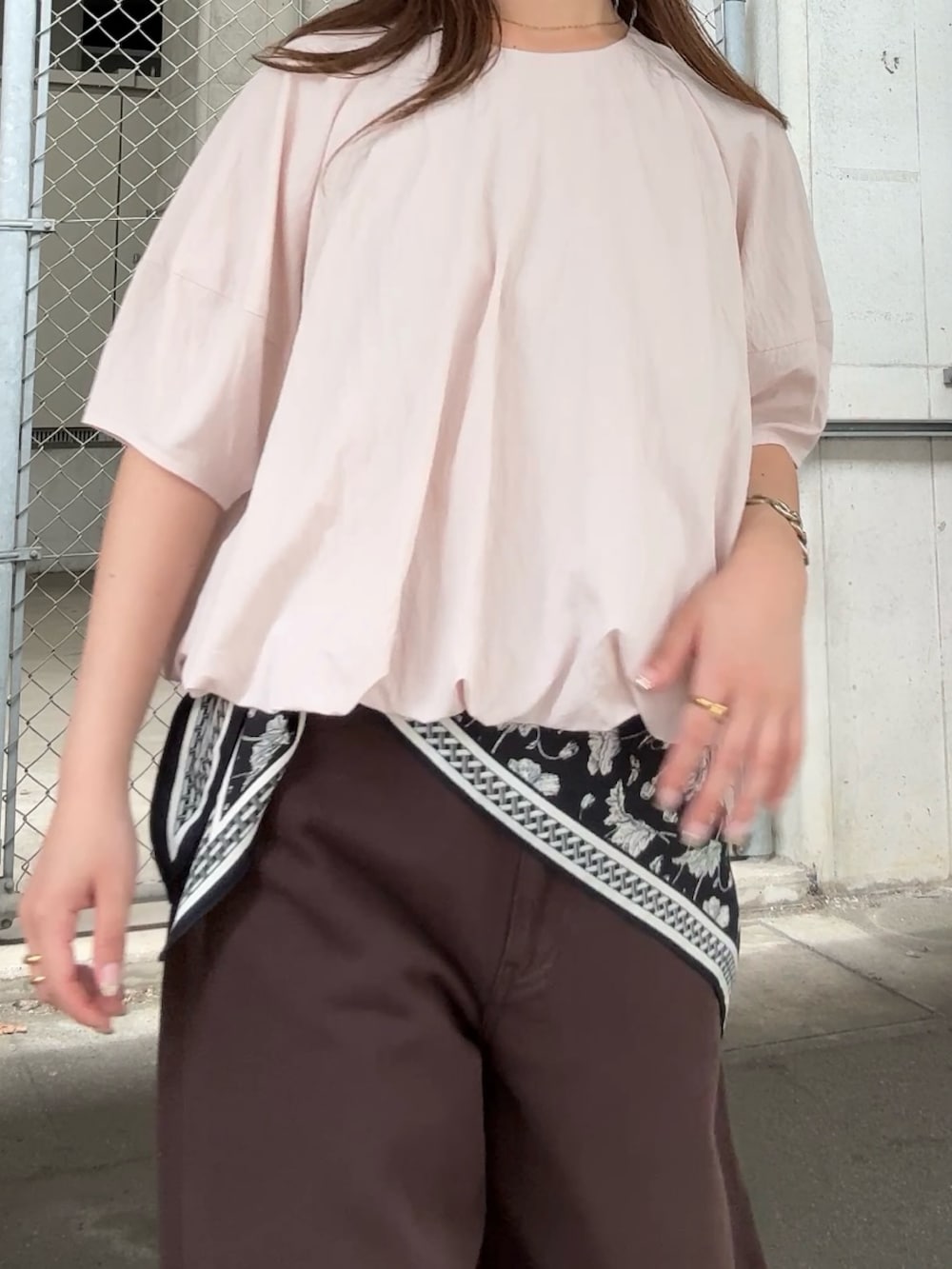 ピンク系のシャツ/ブラウス、ブラウン系のその他パンツ、ブルー系のバンダナ/スカーフを着用したレディースの春コーディネートの4枚目の写真