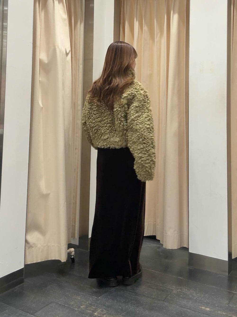 グリーン系のその他アウター、ブラウン系のスカートを着用したレディースの冬コーディネートの3枚目の写真