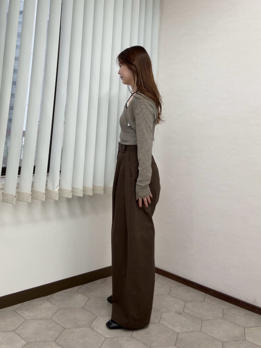 ベージュ系のキャミソール、ブラウン系のその他パンツ、ブラック系のその他シューズを着用したレディースの春コーディネートの2枚目の写真