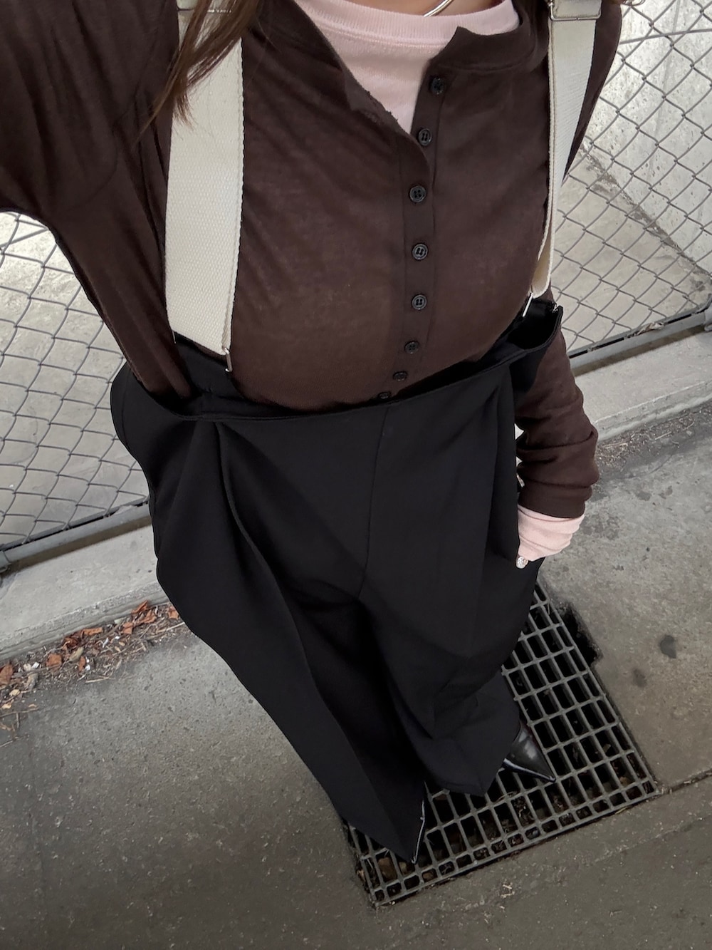 ブラック系のその他パンツ、ブラウン系のTシャツ/カットソー、ゴールド系のネックレスを着用したレディースの冬コーディネートの4枚目の写真