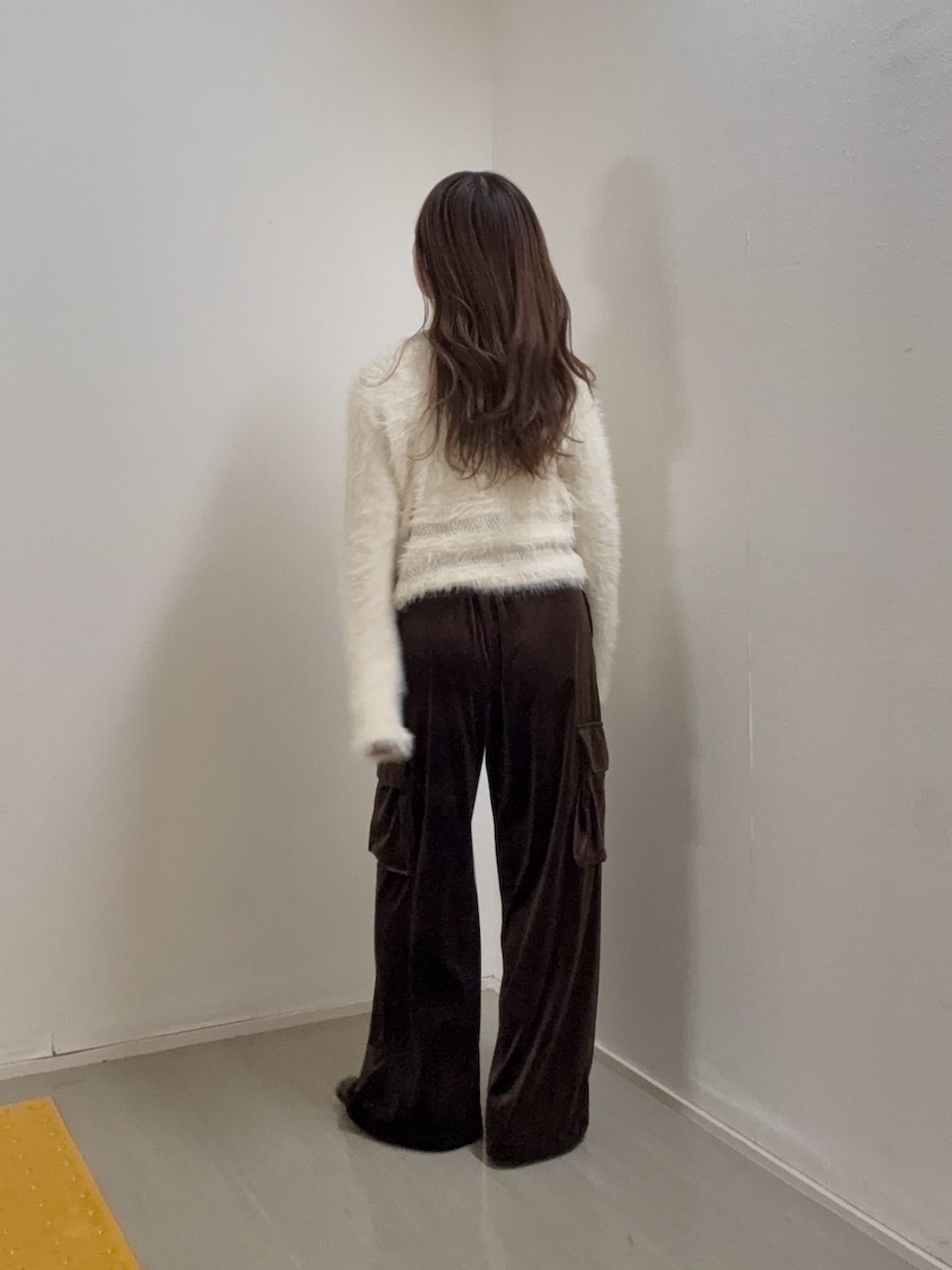 ホワイト系のニット/セーター、ブラウン系のその他パンツ、ブラック系のその他シューズを着用したレディースの秋コーディネートの3枚目の写真