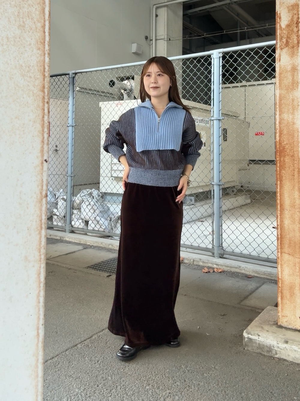 ブルー系のニット/セーター、ブラウン系のスカートを着用したレディースの秋コーディネートの2枚目の写真
