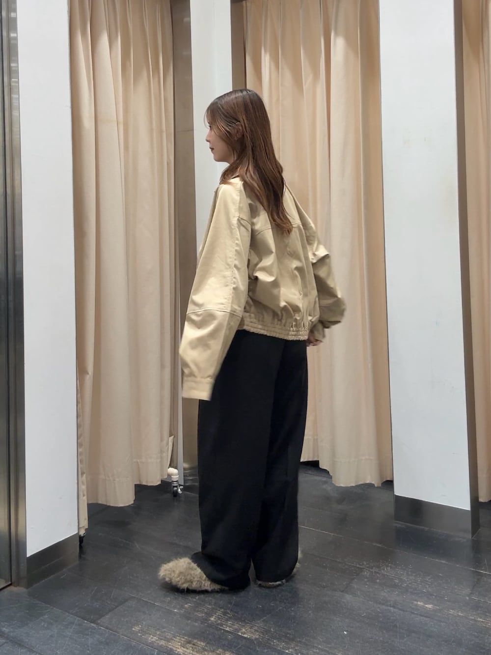 ベージュ系のブルゾン、ブラック系のその他パンツ、ベージュ系のその他シューズを着用したレディースの秋コーディネートの3枚目の写真