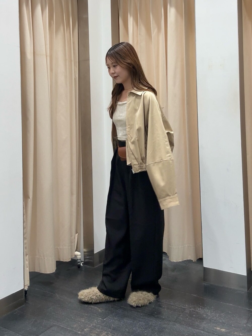 ベージュ系のブルゾン、ブラック系のその他パンツ、ベージュ系のその他シューズを着用したレディースの秋コーディネートの2枚目の写真