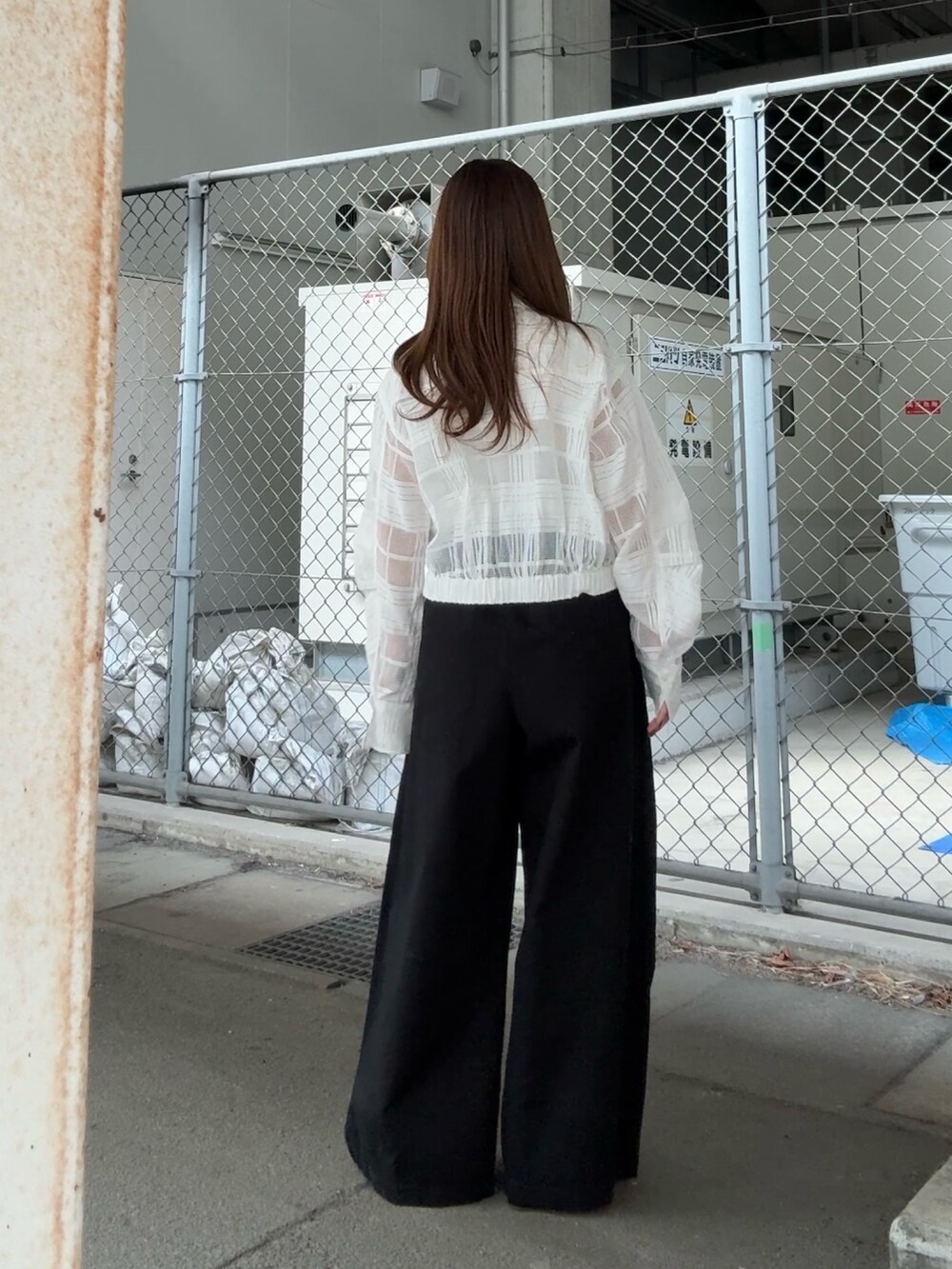 ホワイト系のシャツ/ブラウス、ブラック系のその他パンツ、ブラウン系のメガネを着用したレディースの春コーディネートの3枚目の写真