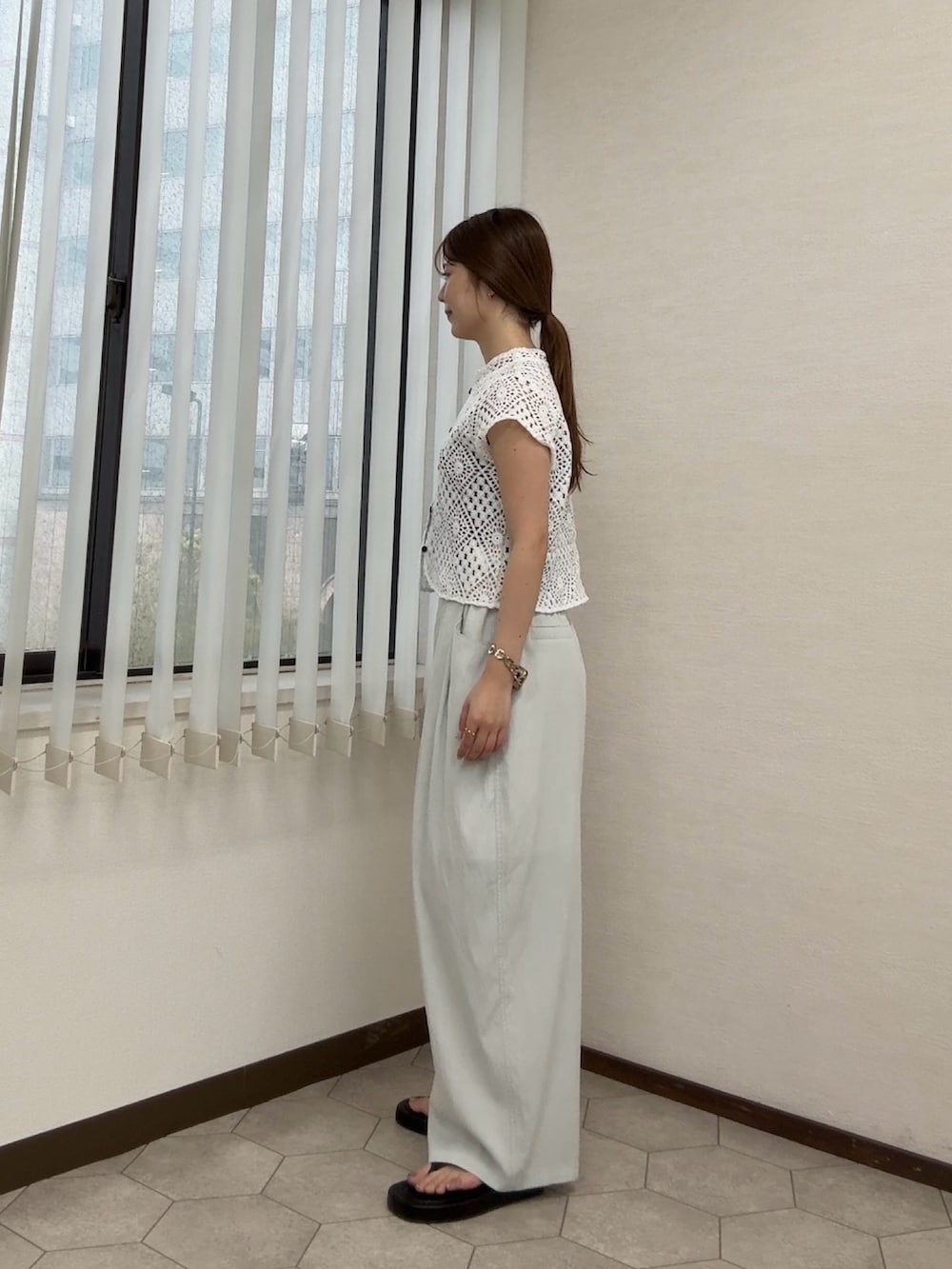 ホワイト系のシャツ/ブラウス、ブルー系のその他パンツ、ブラック系のサンダルを着用したレディースの夏コーディネートの2枚目の写真