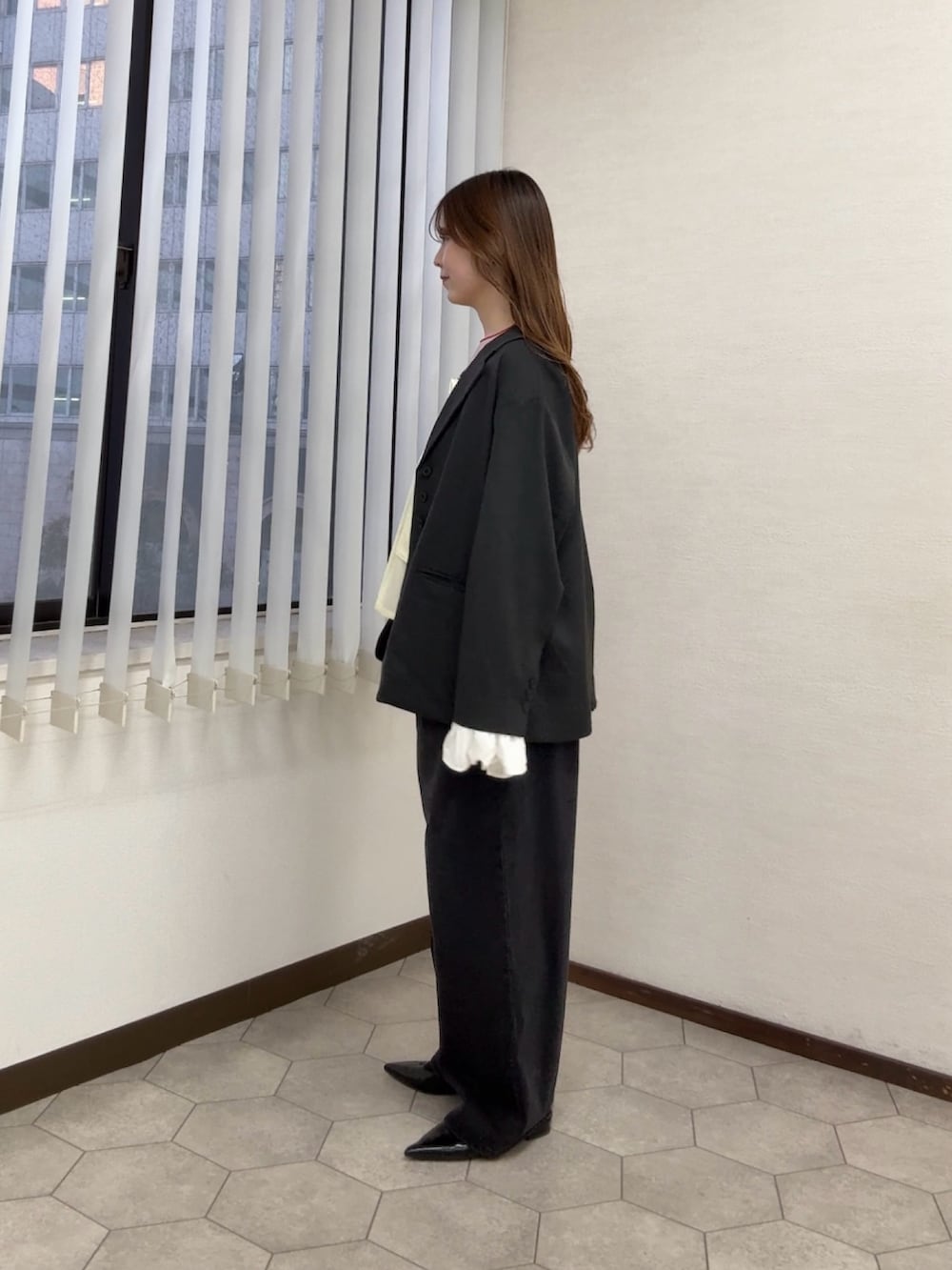 グレー系のその他アウター、ホワイト系のその他トップス、ブラック系のデニムパンツを着用したレディースの春コーディネートの2枚目の写真