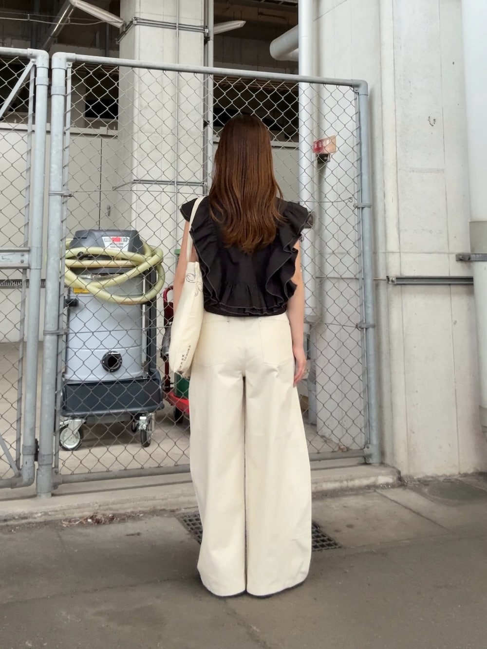 ブラック系のシャツ/ブラウス、ホワイト系のその他パンツ、ブラウン系のネックレスを着用したレディースの春コーディネートの3枚目の写真