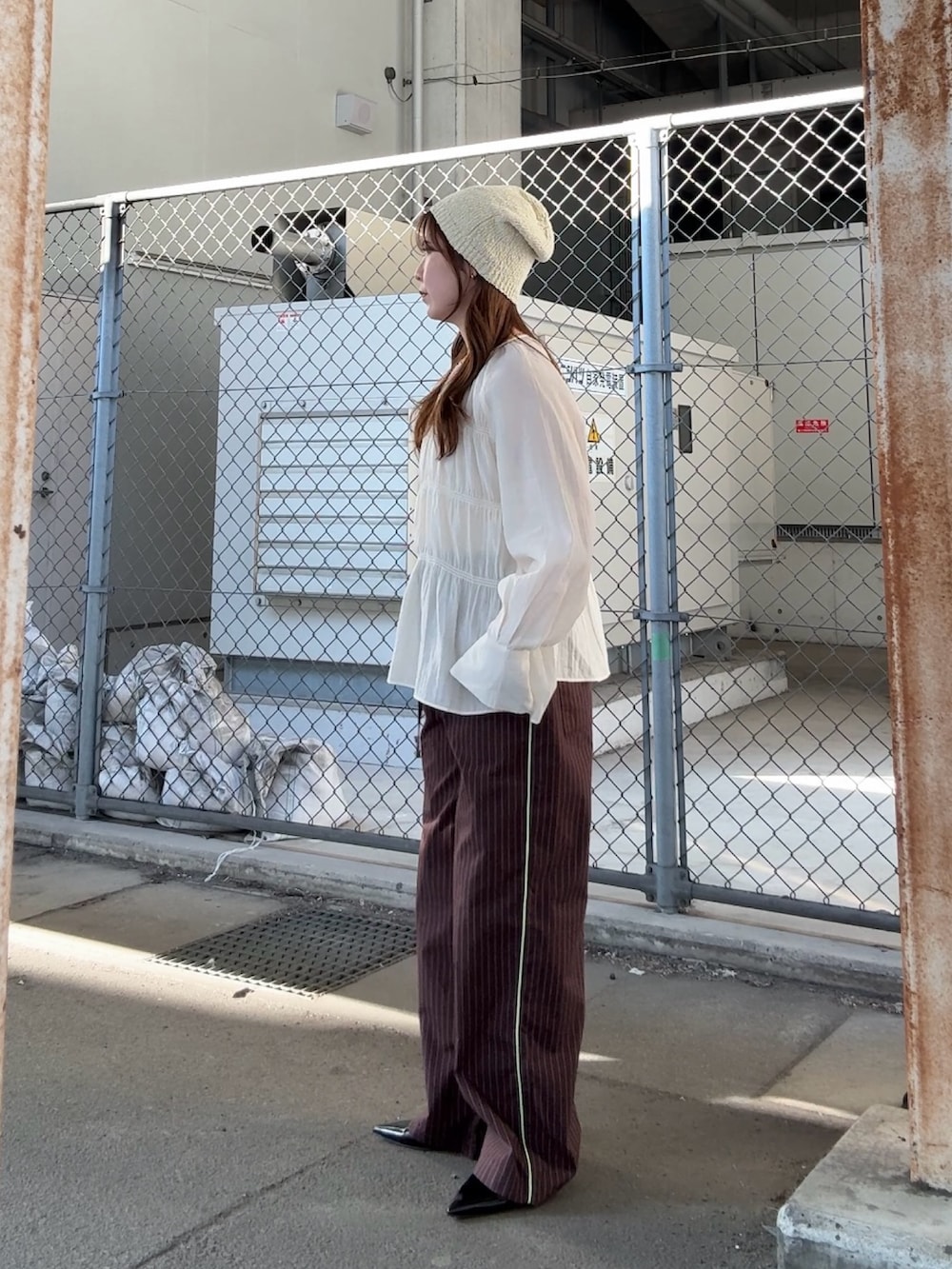 ホワイト系のシャツ/ブラウス、ブラウン系のその他パンツ、ホワイト系のニットキャップ/ビーニーを着用したレディースの春コーディネートの2枚目の写真