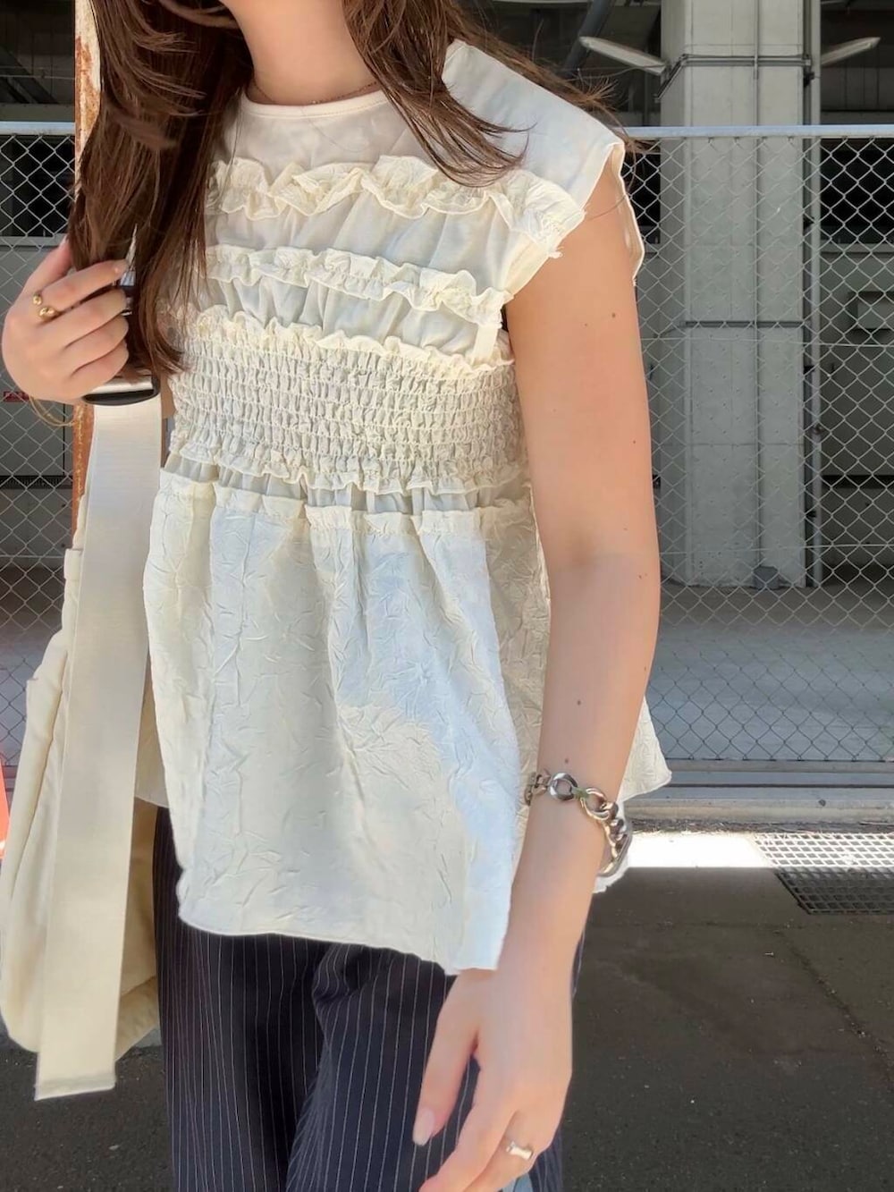 ブルー系のその他パンツ、ホワイト系のショルダーバッグ、ホワイト系のTシャツ/カットソーを着用したレディースの夏コーディネートの4枚目の写真