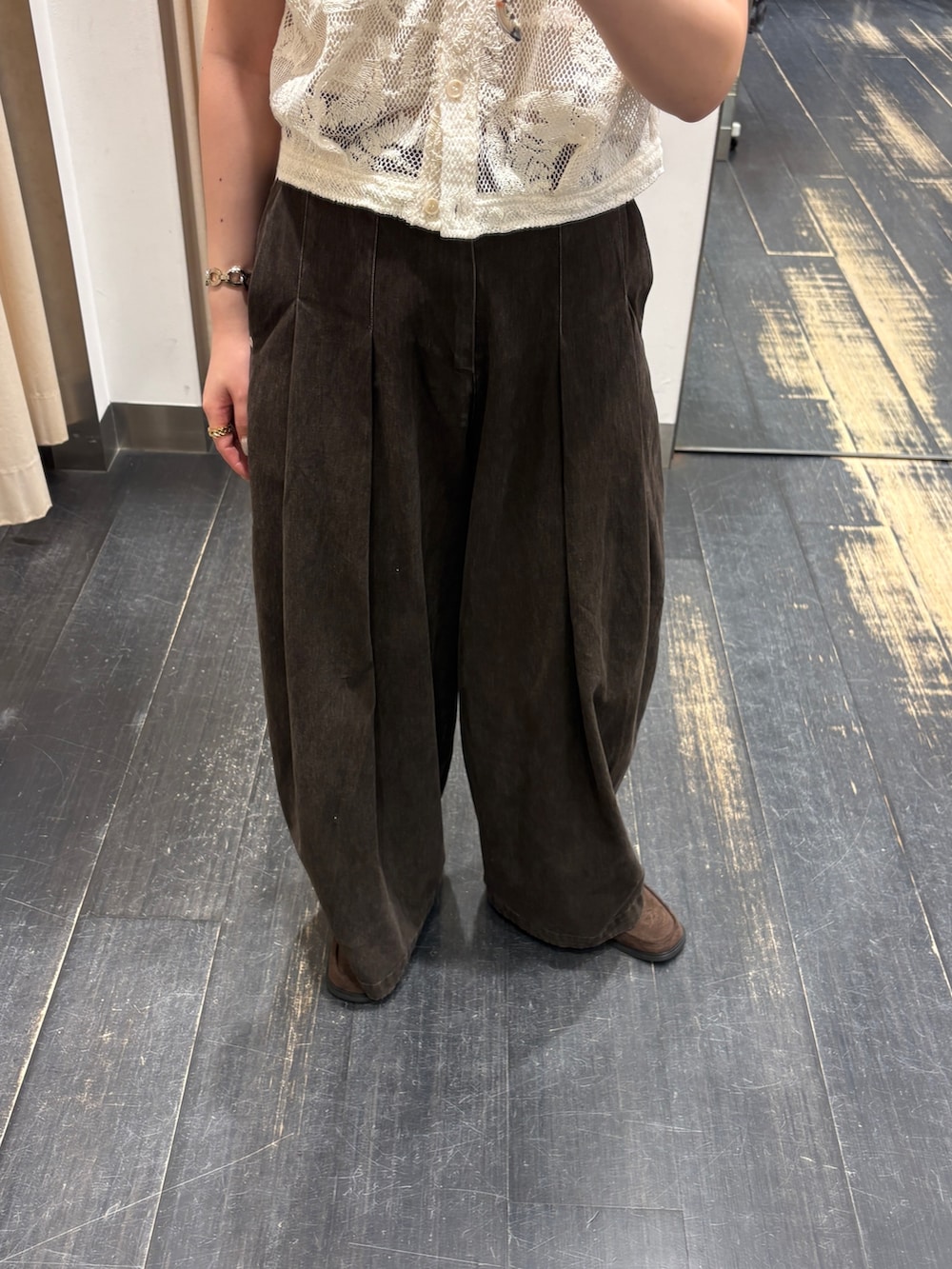ブラウン系のその他パンツ、ホワイト系のシャツ/ブラウス、ブラウン系のローファーを着用したレディースの春コーディネートの4枚目の写真