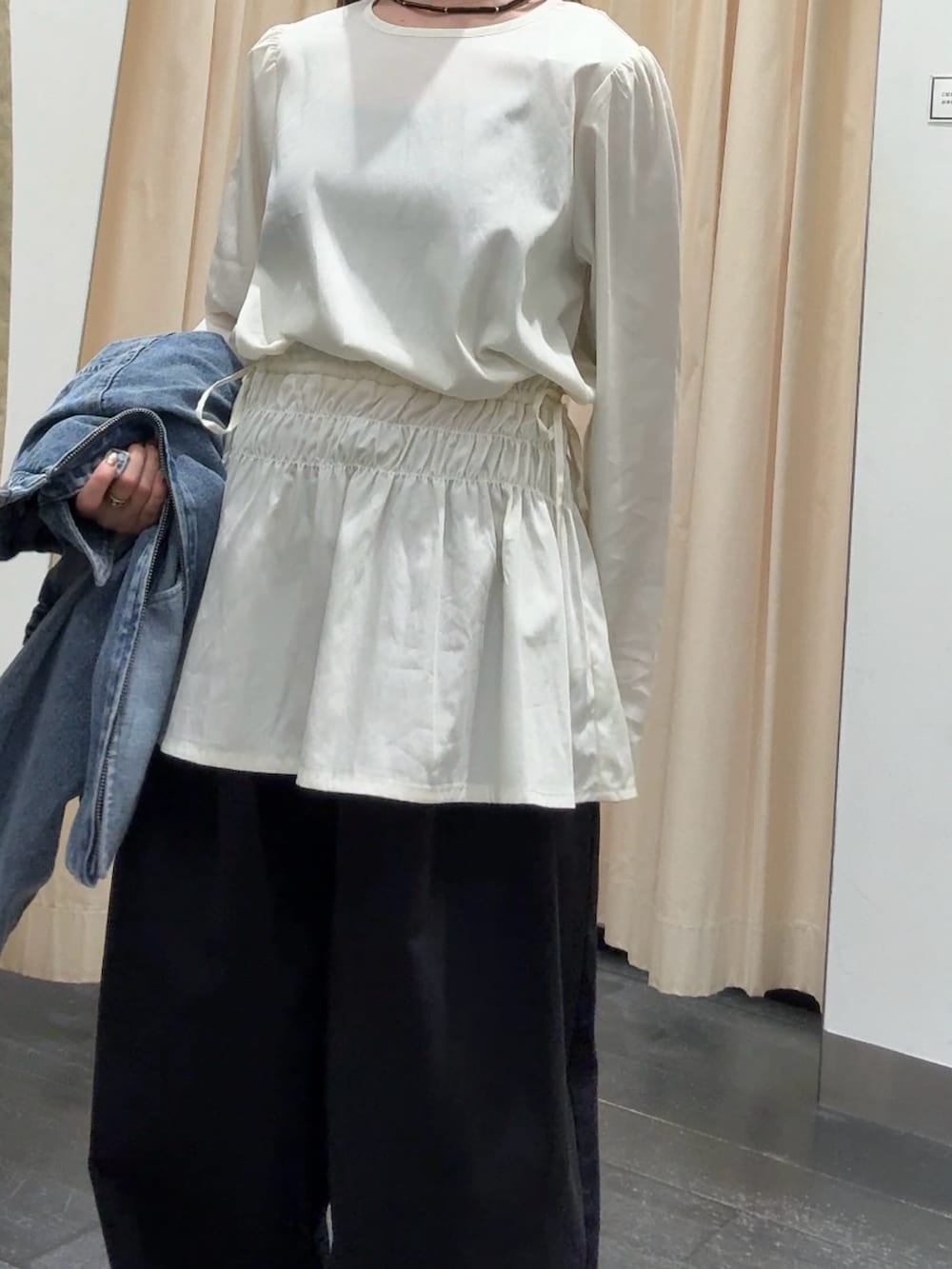 ブルー系のデニムジャケット、ホワイト系のシャツ/ブラウス、ブラック系のその他パンツを着用したレディースの秋コーディネートの4枚目の写真