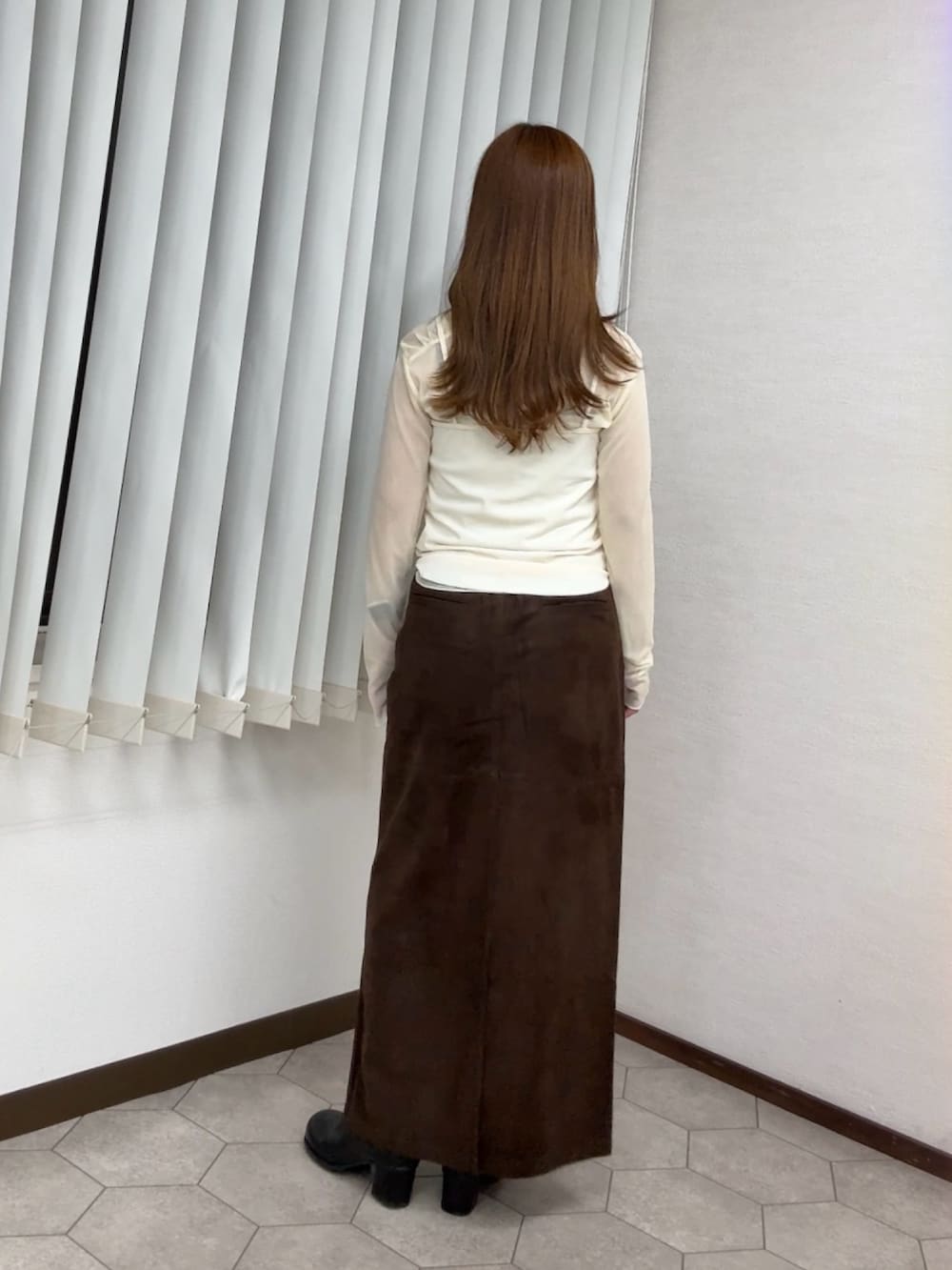 ホワイト系のTシャツ/カットソー、ホワイト系のキャミソール、ブラウン系のスカートを着用したレディースの夏コーディネートの3枚目の写真