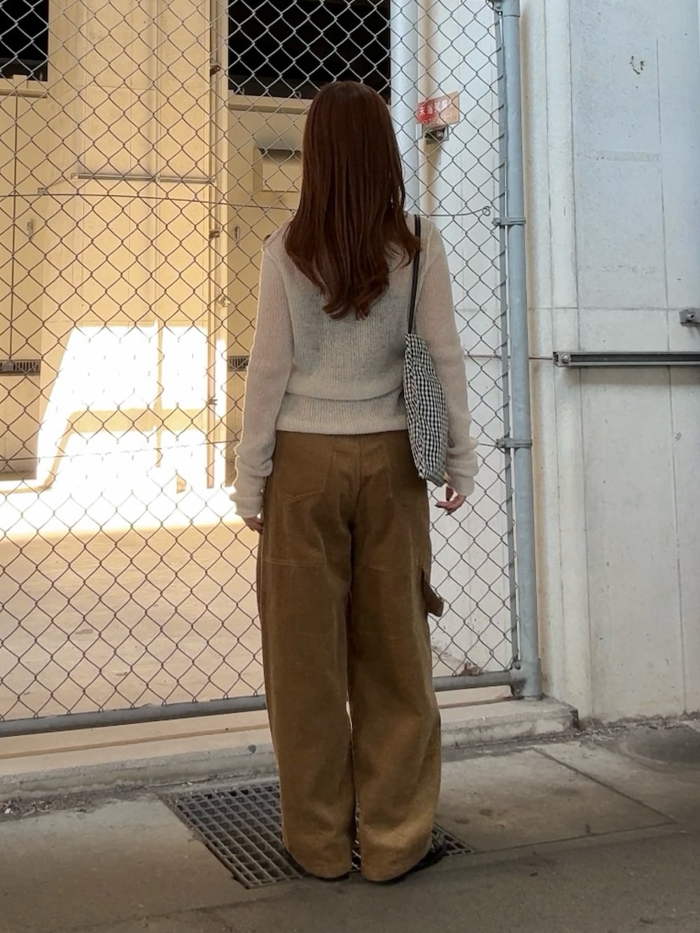 ホワイト系のニット/セーター、その他のショルダーバッグ、ブラウン系のその他パンツを着用したレディースの秋コーディネートの3枚目の写真
