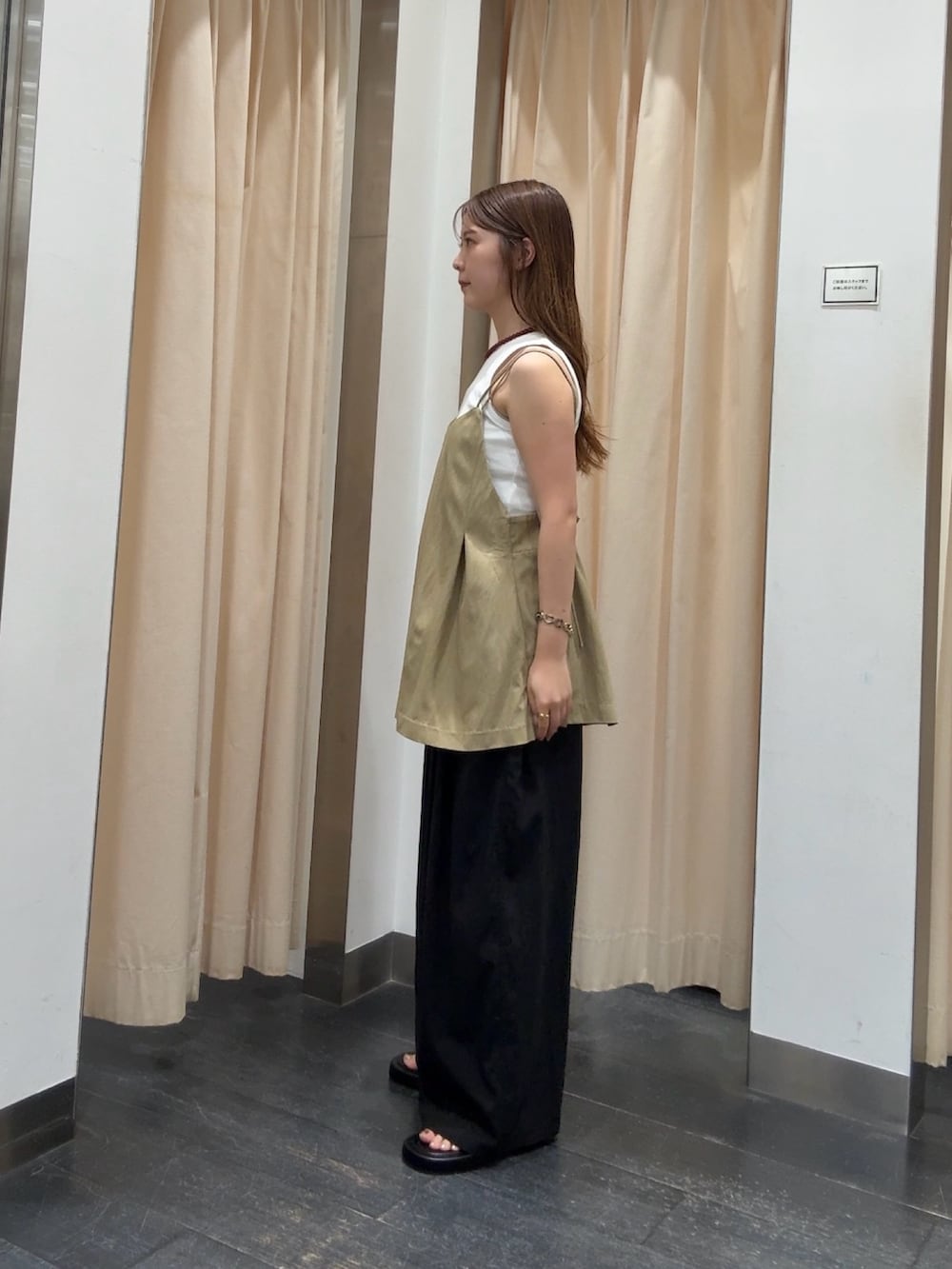 ホワイト系のタンクトップ、グリーン系のその他トップス、ブラック系のその他パンツを着用したレディースの夏コーディネートの2枚目の写真