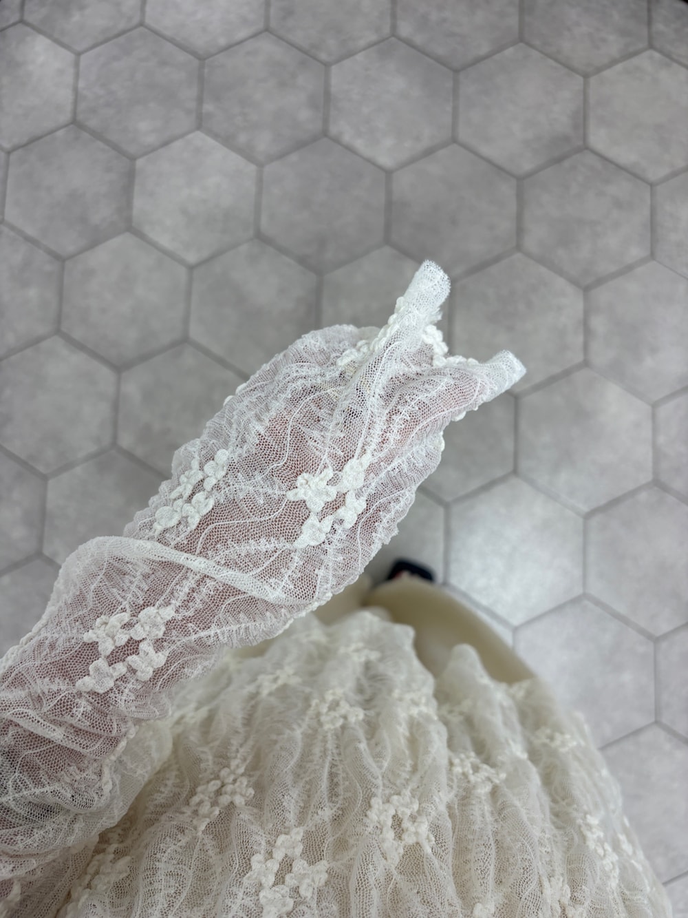 ホワイト系のTシャツ/カットソー、ホワイト系のその他パンツ、ブラック系のサンダルを着用したレディースの夏コーディネートの4枚目の写真