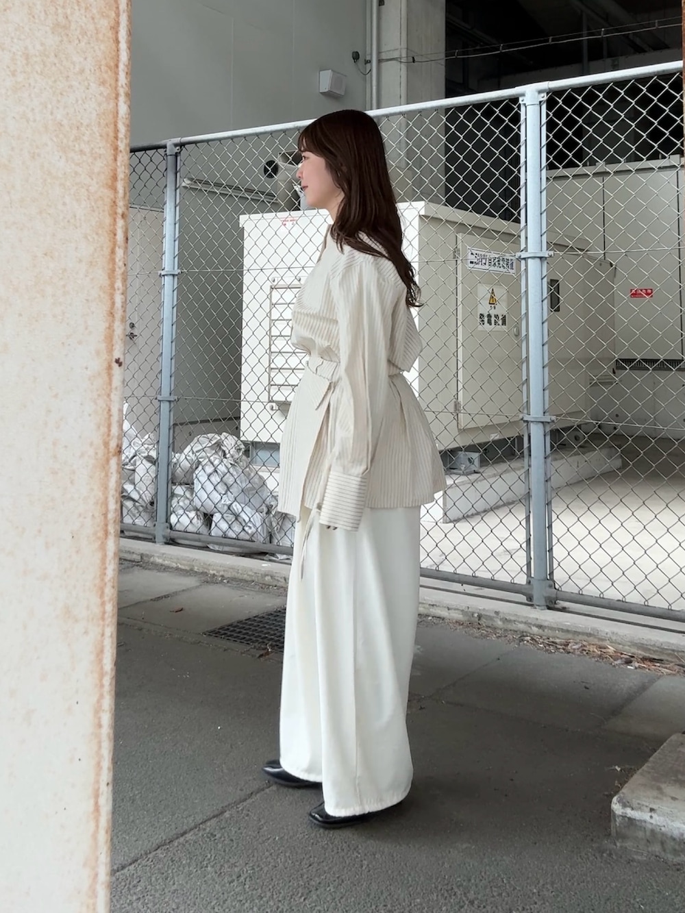 ホワイト系のシャツ/ブラウス、ホワイト系のその他パンツを着用したレディースの冬コーディネートの2枚目の写真