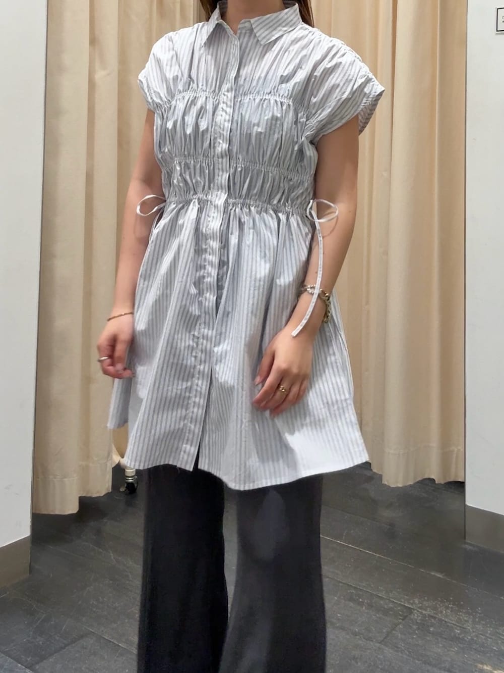ホワイト系のワンピース、グレー系のその他パンツ、ブラック系のサンダルを着用したレディースの夏コーディネートの4枚目の写真