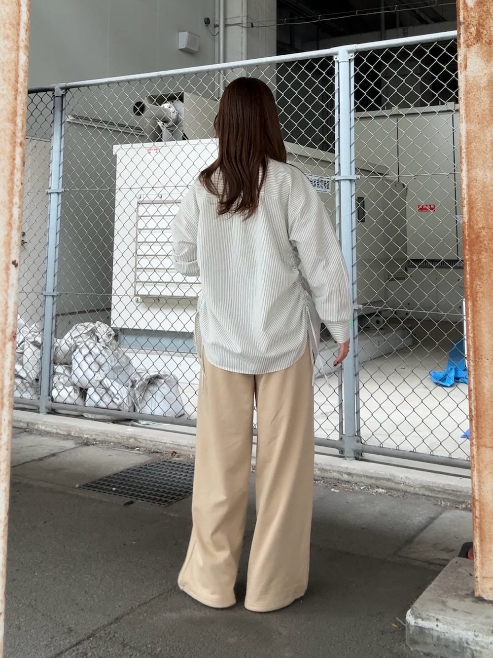 ホワイト系のシャツ/ブラウス、ベージュ系のその他パンツ、ブラック系のネックレスを着用したレディースの春コーディネートの3枚目の写真