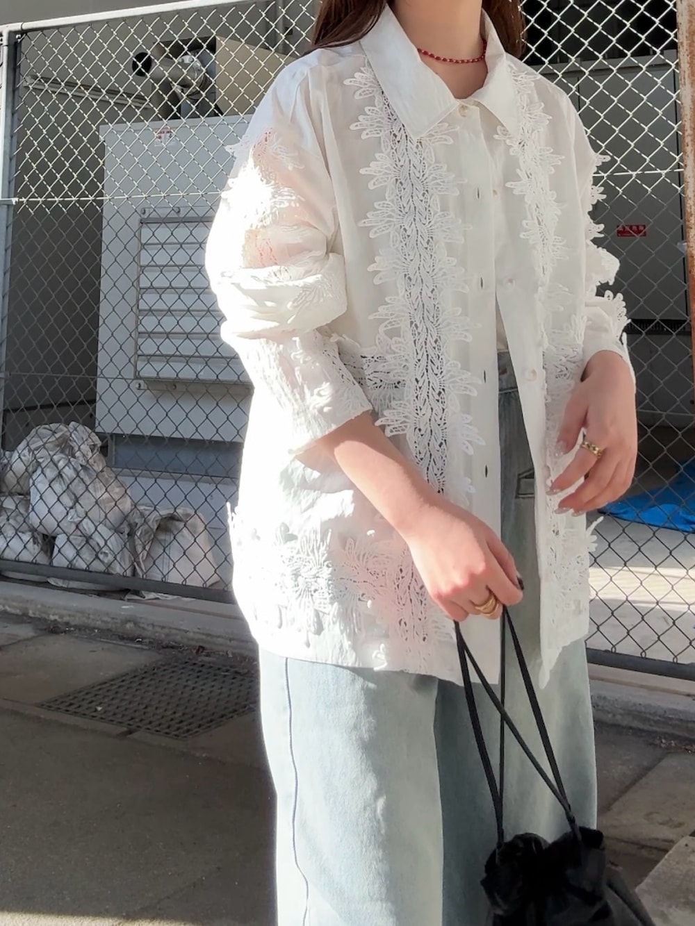 ホワイト系のシャツ/ブラウス、ブラック系のショルダーバッグ、レッド系のネックレスを着用したレディースの春コーディネートの4枚目の写真