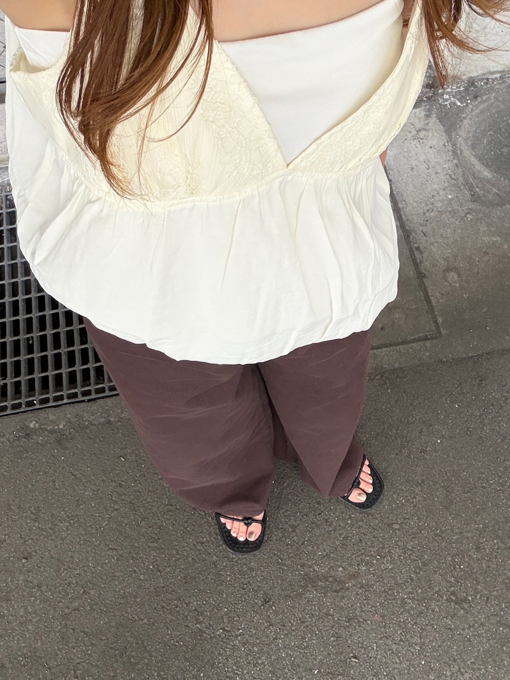 ホワイト系のその他トップス、ブラウン系のその他パンツを着用したレディースの夏コーディネートの4枚目の写真