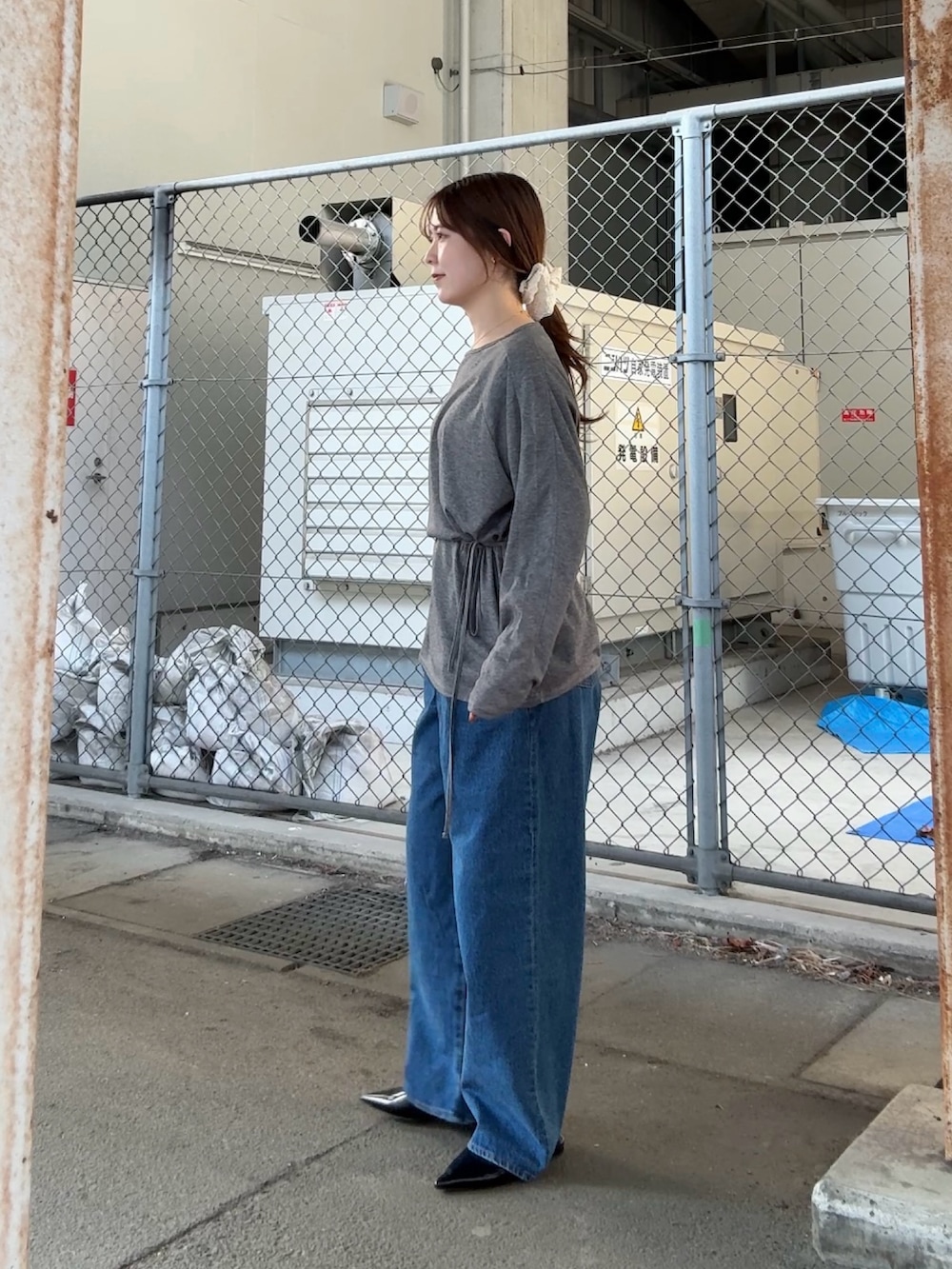 グレー系のTシャツ/カットソー、ブルー系のデニムパンツ、ホワイト系のヘアゴムを着用したレディースの春コーディネートの2枚目の写真