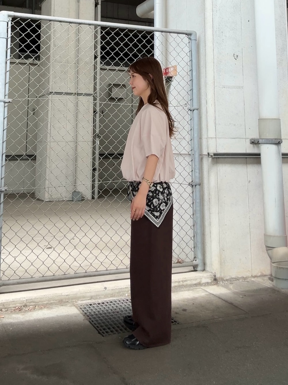 ピンク系のシャツ/ブラウス、ブラウン系のその他パンツ、ブルー系のバンダナ/スカーフを着用したレディースの春コーディネートの2枚目の写真