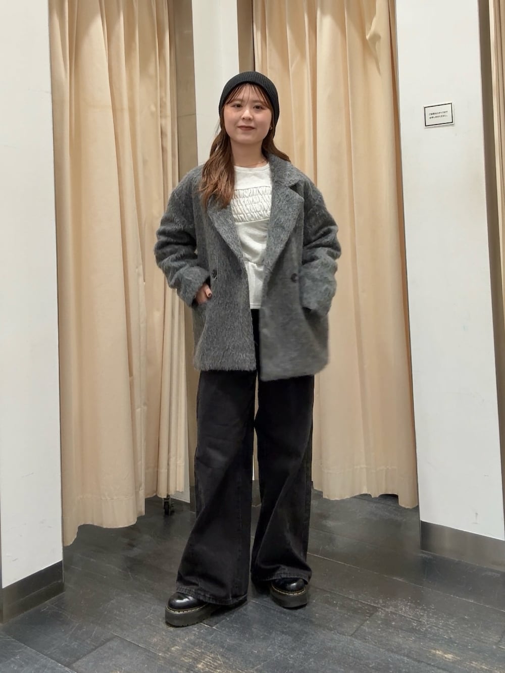 ベージュ系のTシャツ/カットソー、グレー系のその他アウター、ブラック系のデニムパンツを着用したレディースの冬コーディネートの2枚目の写真