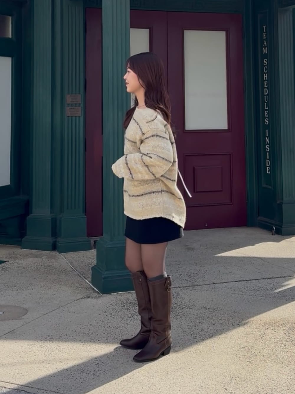 ホワイト系のニット/セーターを着用したレディースの冬コーディネートの2枚目の写真