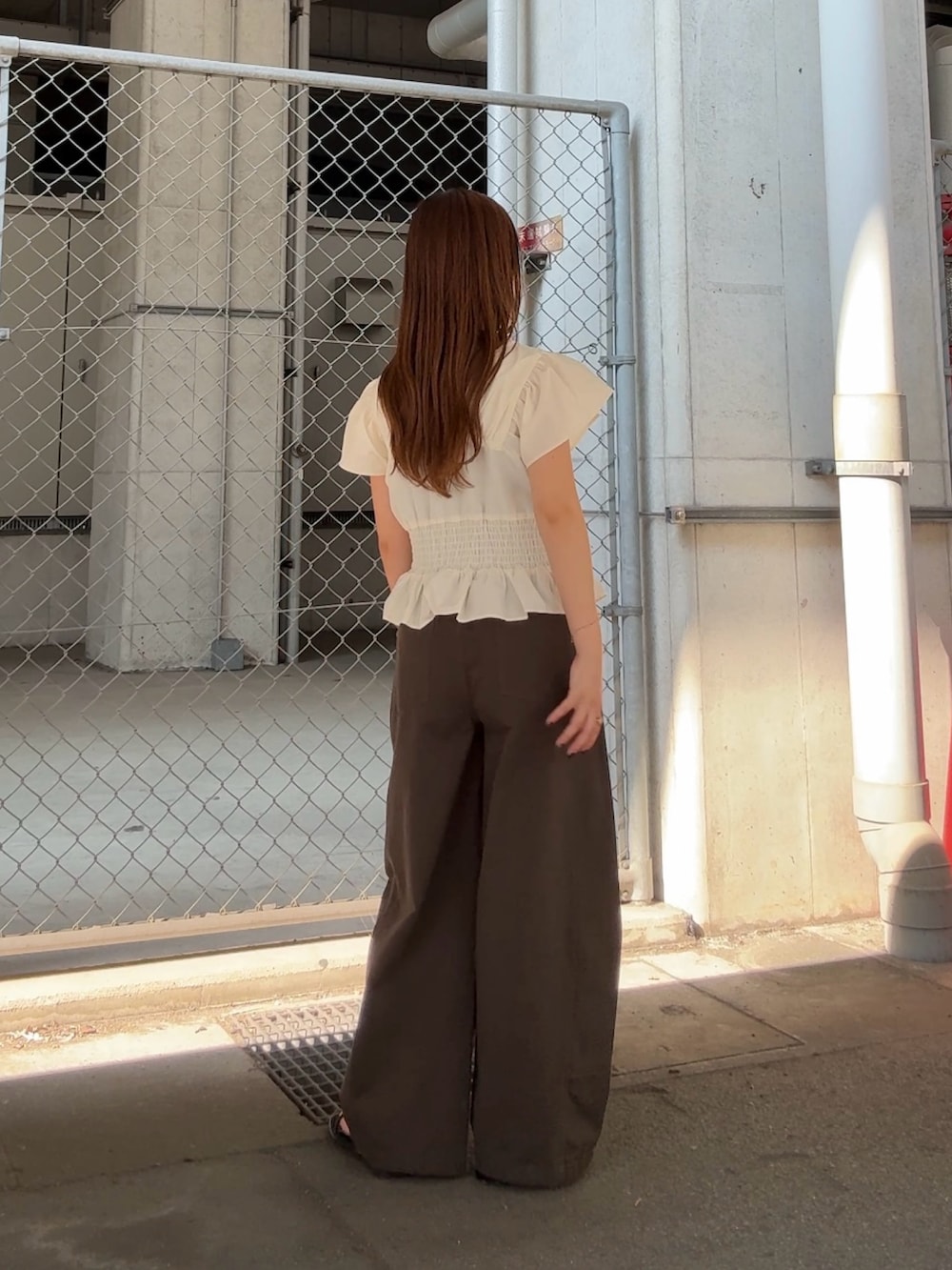 ホワイト系のシャツ/ブラウス、グレー系のその他パンツを着用したレディースの夏コーディネートの3枚目の写真