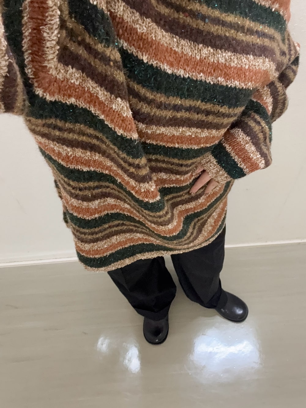 ブラウン系のニット/セーター、ブラック系のその他パンツ、ブラック系のその他シューズを着用したレディースの秋コーディネートの4枚目の写真