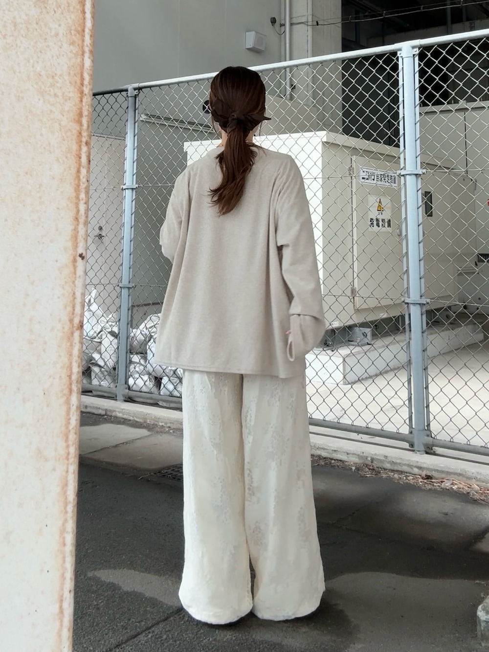 ホワイト系のその他パンツ、ベージュ系のTシャツ/カットソー、グリーン系のヘアゴムを着用したレディースの冬コーディネートの3枚目の写真