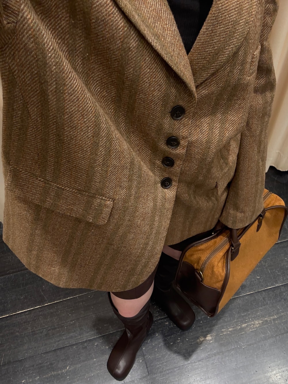 オレンジ系のその他アウター、ブラウン系のその他パンツ、イエロー系のボストンバッグを着用したレディースの秋コーディネートの5枚目の写真