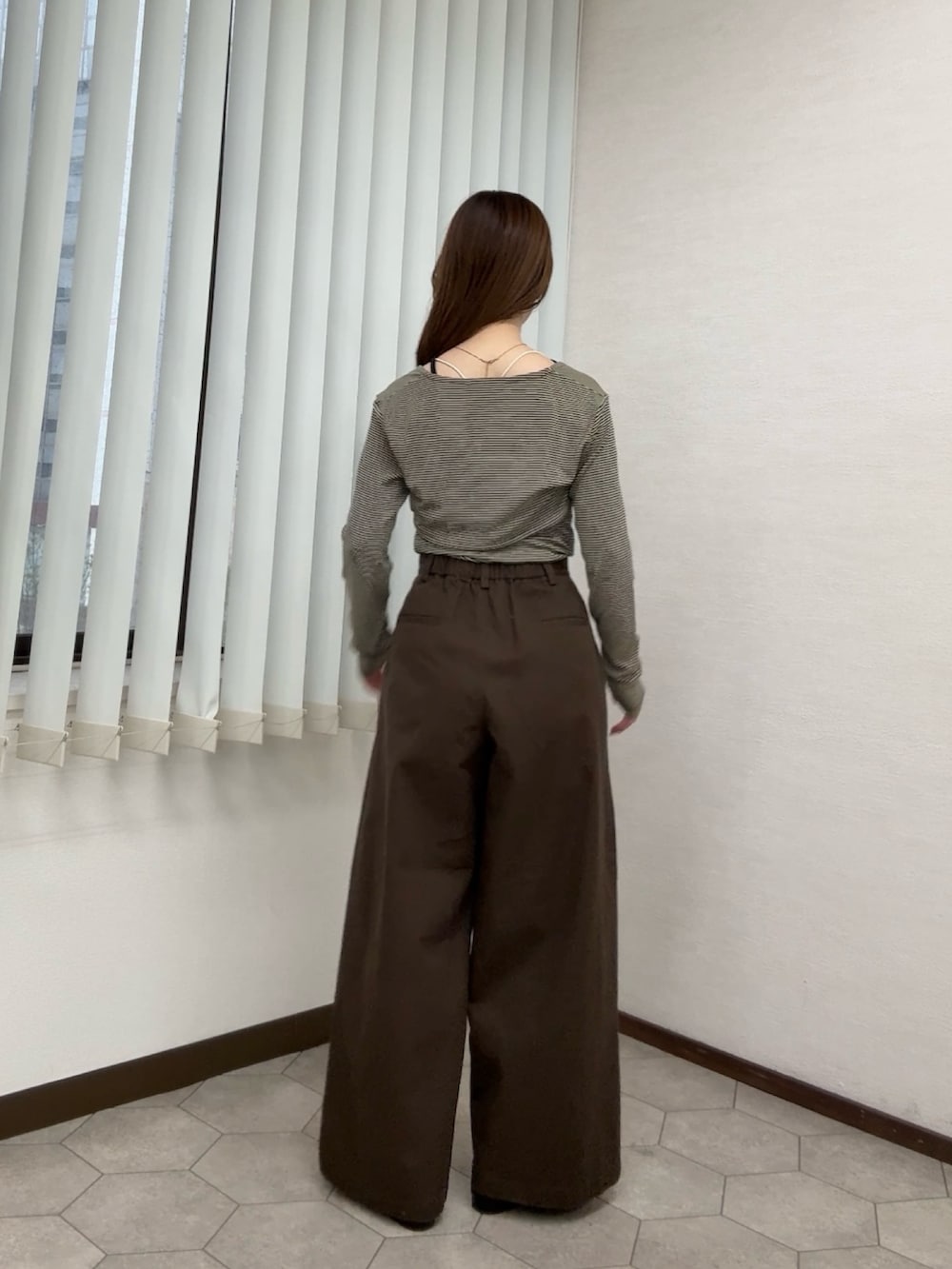 ベージュ系のキャミソール、ブラウン系のその他パンツ、ブラック系のその他シューズを着用したレディースの春コーディネートの3枚目の写真