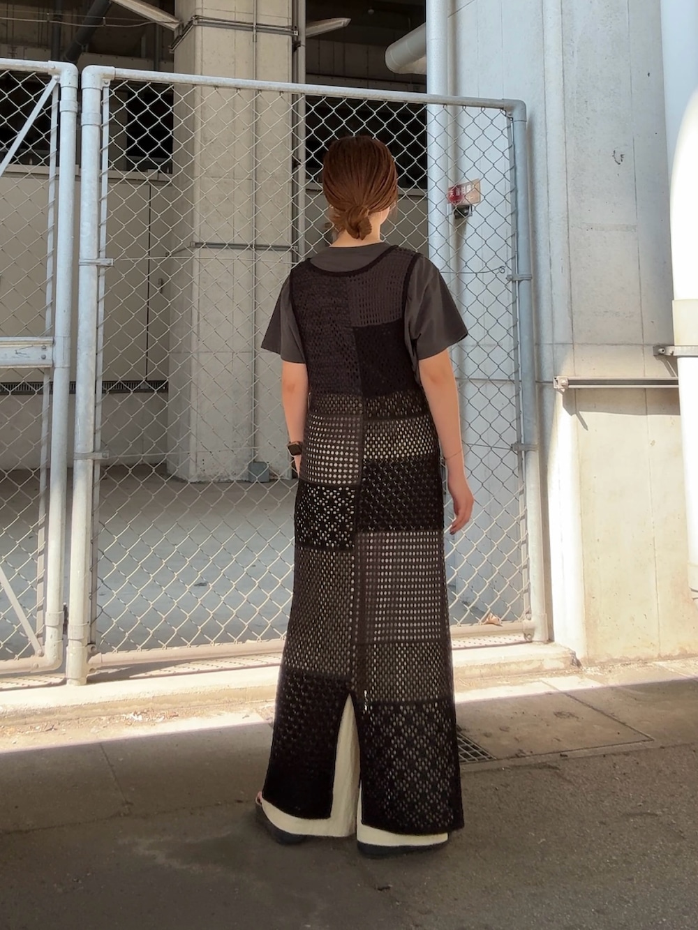 グレー系のTシャツ/カットソー、グレー系のワンピース、イエロー系のその他パンツを着用したレディースの夏コーディネートの3枚目の写真