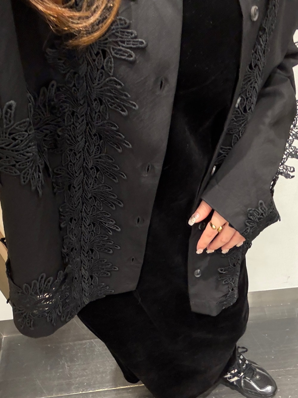 ブラック系のシャツ/ブラウス、ブラック系のワンピースを着用したレディースの冬コーディネートの3枚目の写真