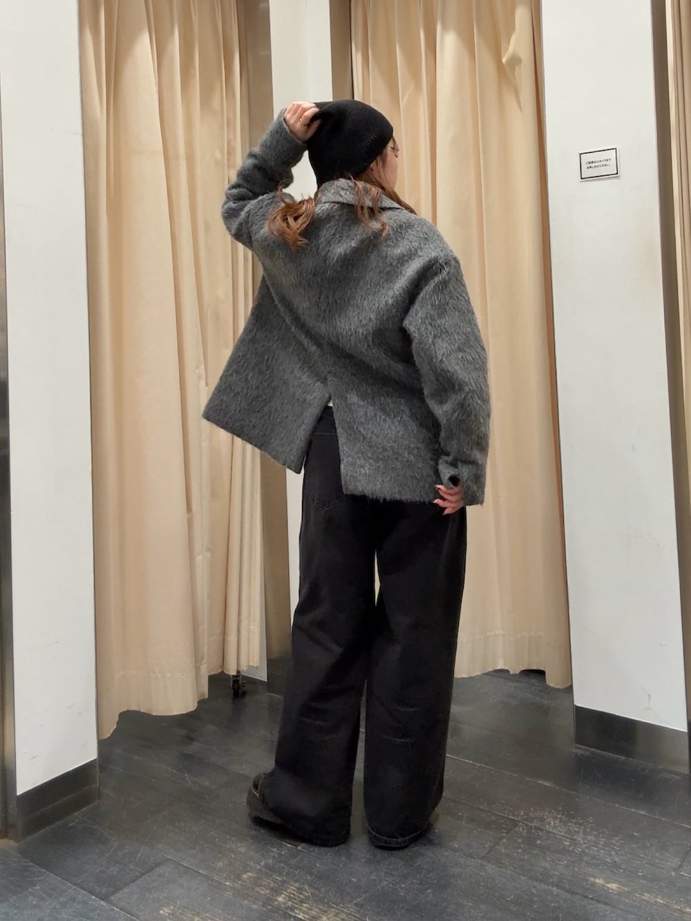 ベージュ系のTシャツ/カットソー、グレー系のその他アウター、ブラック系のデニムパンツを着用したレディースの冬コーディネートの4枚目の写真