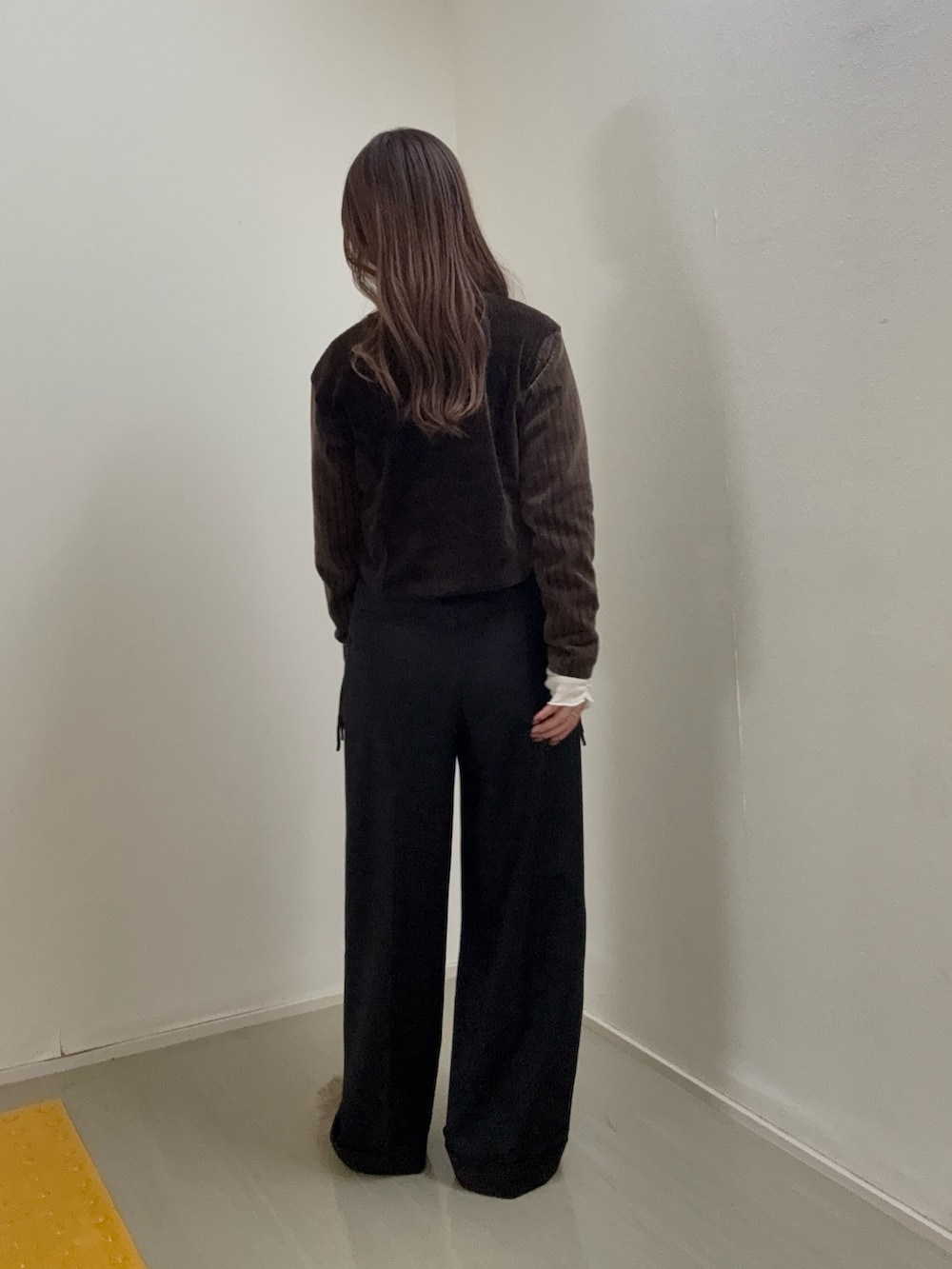 ホワイト系のTシャツ/カットソー、ブラウン系のカーディガン/ボレロ、ブラック系のその他パンツを着用したレディースの冬コーディネートの3枚目の写真