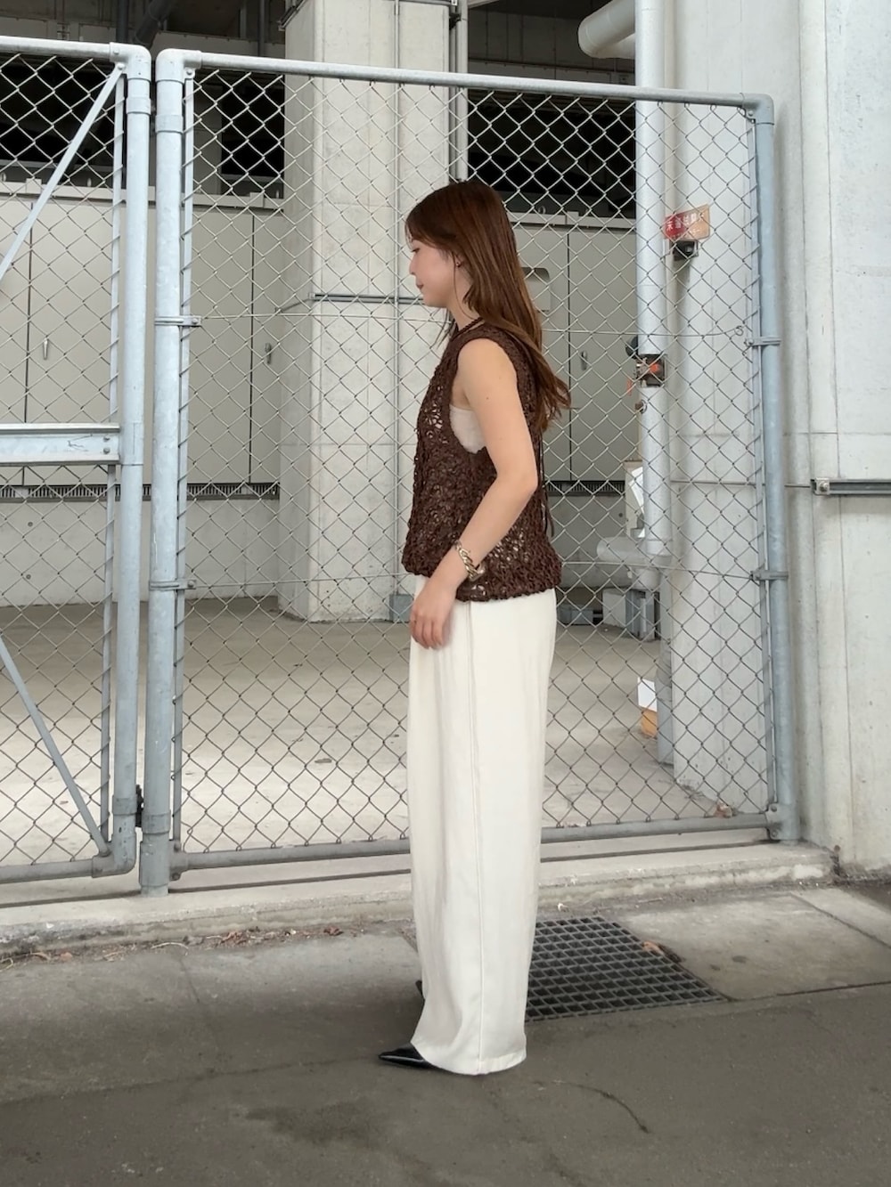 ブラウン系のニット/セーター、ホワイト系のその他パンツ、ブラウン系のネックレスを着用したレディースの春コーディネートの2枚目の写真