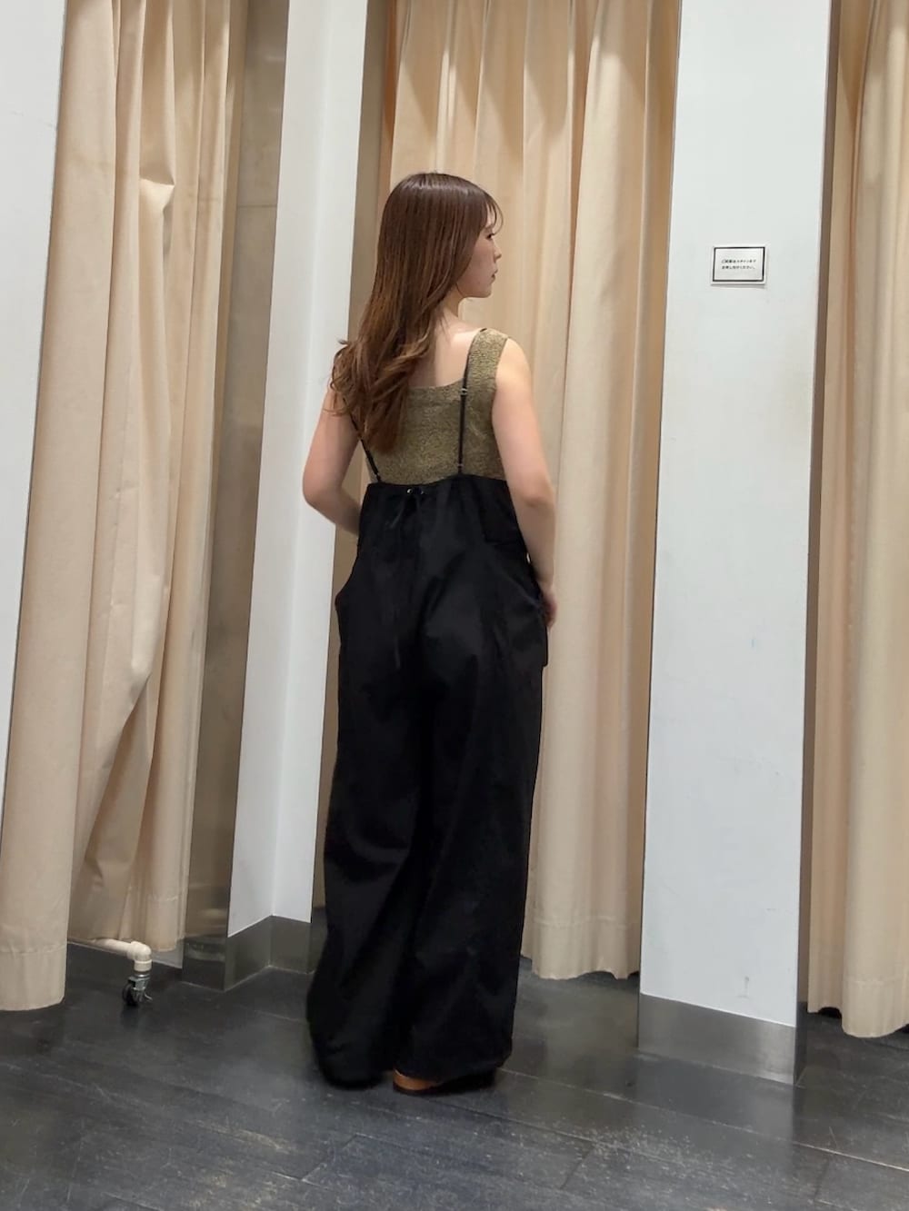 ブラウン系のタンクトップ、ブラック系のその他パンツ、ブラウン系のサンダルを着用したレディースの春コーディネートの3枚目の写真