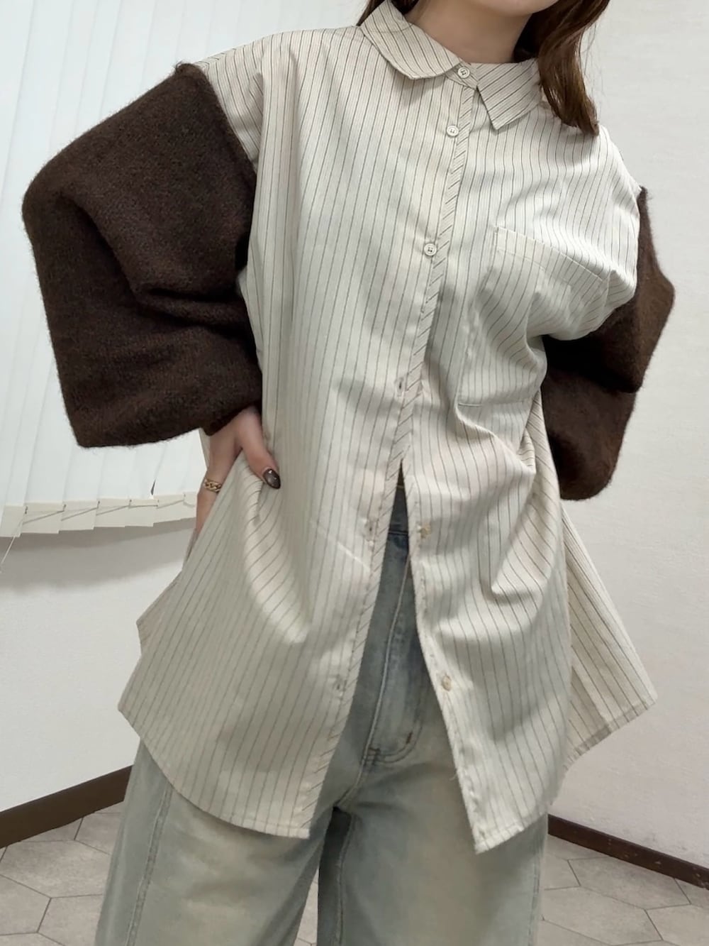 ベージュ系のシャツ/ブラウス、ブルー系のデニムパンツ、ブラウン系のサンダルを着用したレディースの秋コーディネートの4枚目の写真